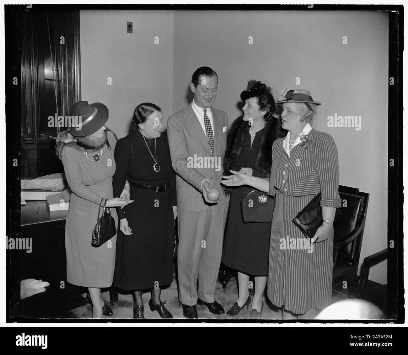 Écran star thrills sénat mesdames. Washington, D.C., le 4 avril. Robert Montgomery, star de l'écran, de façon inattendue laisse tomber dans le sénat Chers déjeuner au Capitol aujourd'hui où il a reçu un accueil royal par les épouses du congrès. La photo pourrait indiquer que c'était un coup de publicité pour la Floride comme Mme Claude Pepper et Mme Charles O. Andrews, droit des sénateurs démocrates de Floride, de présenter l'étoile un pamplemousse à partir de l'État du soleil. Sur la gauche sont, Mme William E. Borah et le Sénateur W. Hattie Caraway de l'Arkansas. 4-4-39 Banque D'Images