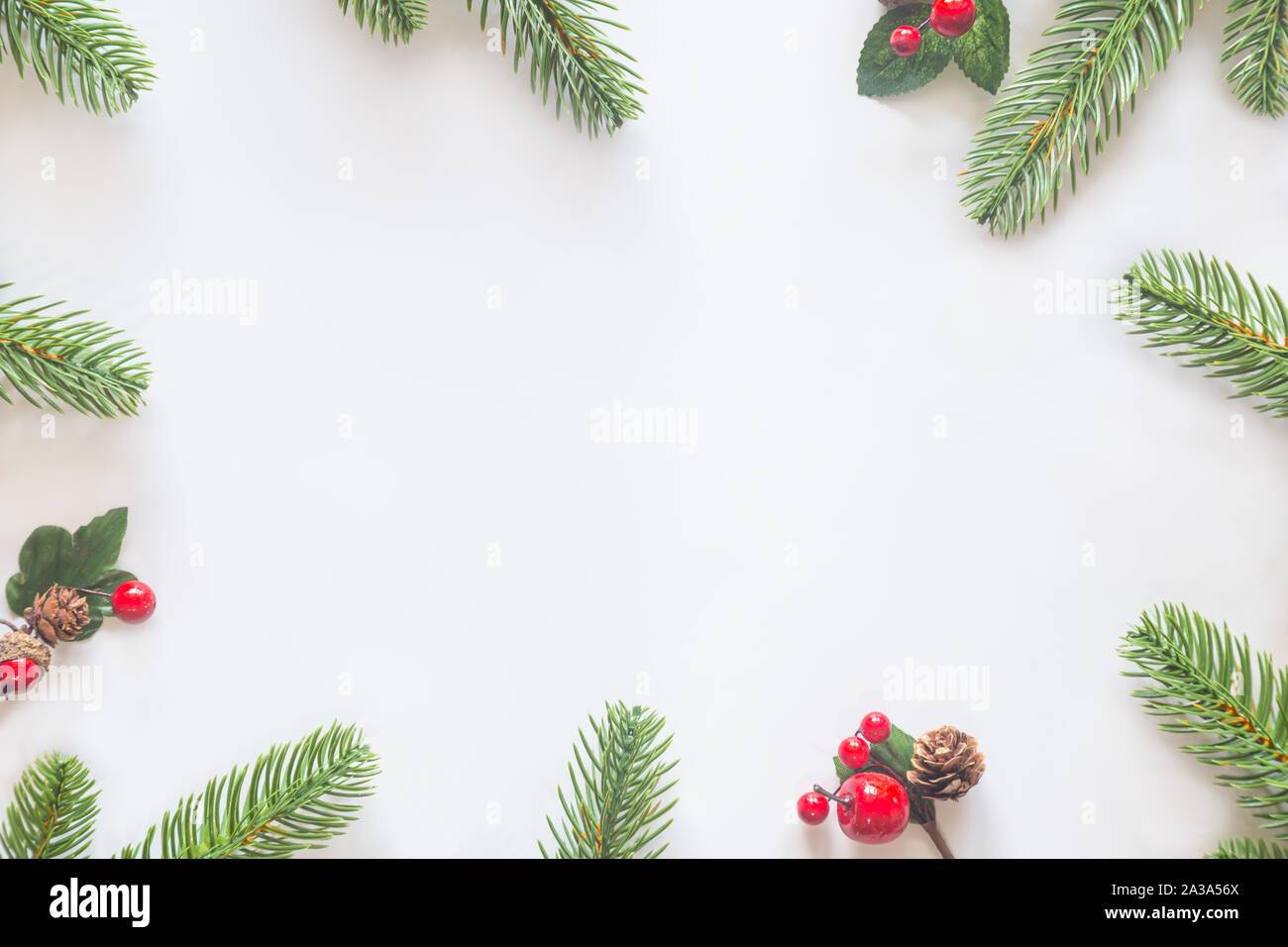 Maison de vacances Carte de Noël avec décoration de fête fond balle, étoiles, flocons, boîte-cadeau, des pommes de pin sur un fond blanc à partir de la télévision, vue d'en haut. Banque D'Images