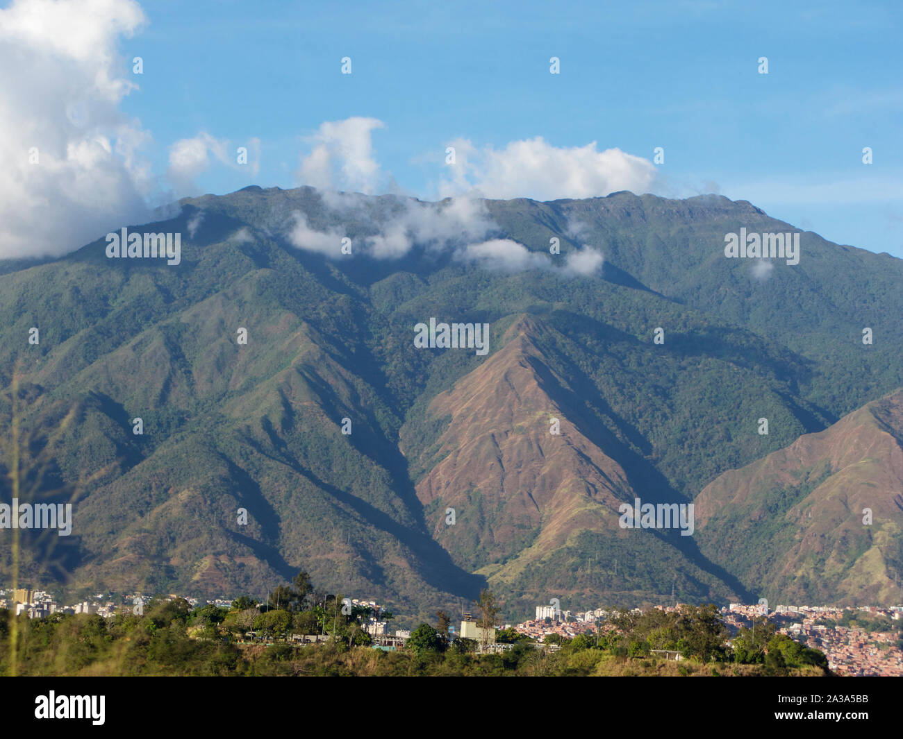 La ville de Caracas avec une vue sur la Montagne Avila Banque D'Images