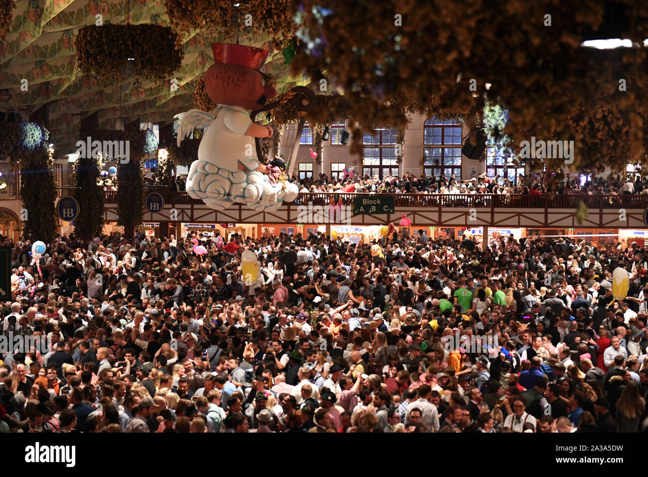 Munich, Allemagne. 06 Oct, 2019. Vous pourrez célébrer dans la Hofbräu tente. L'Oktoberfest se termine aujourd'hui. Crédit : Felix Hörhager/dpa/Alamy Live News Banque D'Images