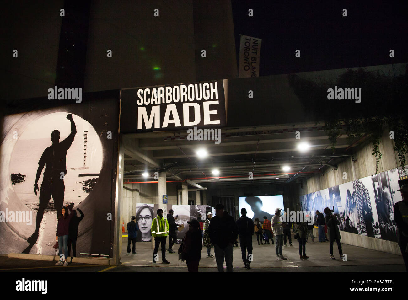 Toronto, Ontario, Canada. 5ème Oct, 2019. La Nuit Blanche à Toronto. Plus de 300 artistes et près de 90 projets c'est le plus grand événement d'art contemporain en Amérique du Nord. Le thème de l'année est le réseau interconnecté et souvent en contradiction avec les paradoxes de la vie dans l'évolution de la ville. Sid artistes Naidu et Alex Narvaez de Toronto Scarborough de la région affichent leur projet, Scarborough fait qui raconte, les histoires de la communauté les habitants. (Crédit Image : © Johnny De FrancoZUMA sur le fil) Banque D'Images