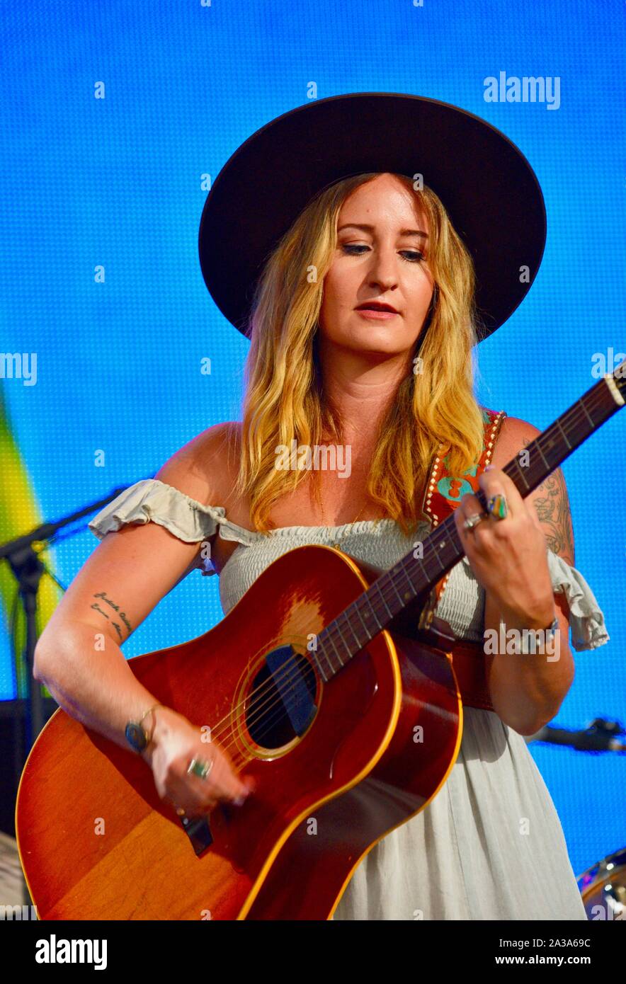 Margo :, un célèbre et talentueux chanteur et auteur-compositeur américain basé à Nashville, Tennessee, effectuant à l'aide aux agriculteurs, à East Troy, Wisconsin, États-Unis Banque D'Images