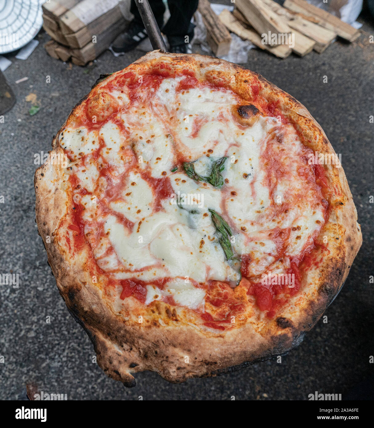 New York, NY - 6 octobre, 2019 : pizza Margherita de l'afficheur pendant le New York Pizza Festival sur Crescent Avenue dans le Bronx Banque D'Images