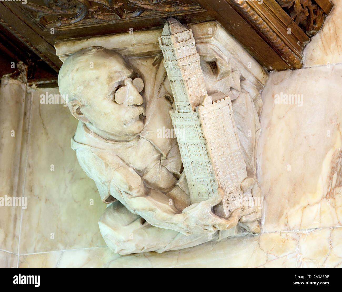 La sculpture de l'architecte Cass Gilbert tenant le Woolworth Building, situé dans le Woolworth Building Hall, New York, New York Banque D'Images