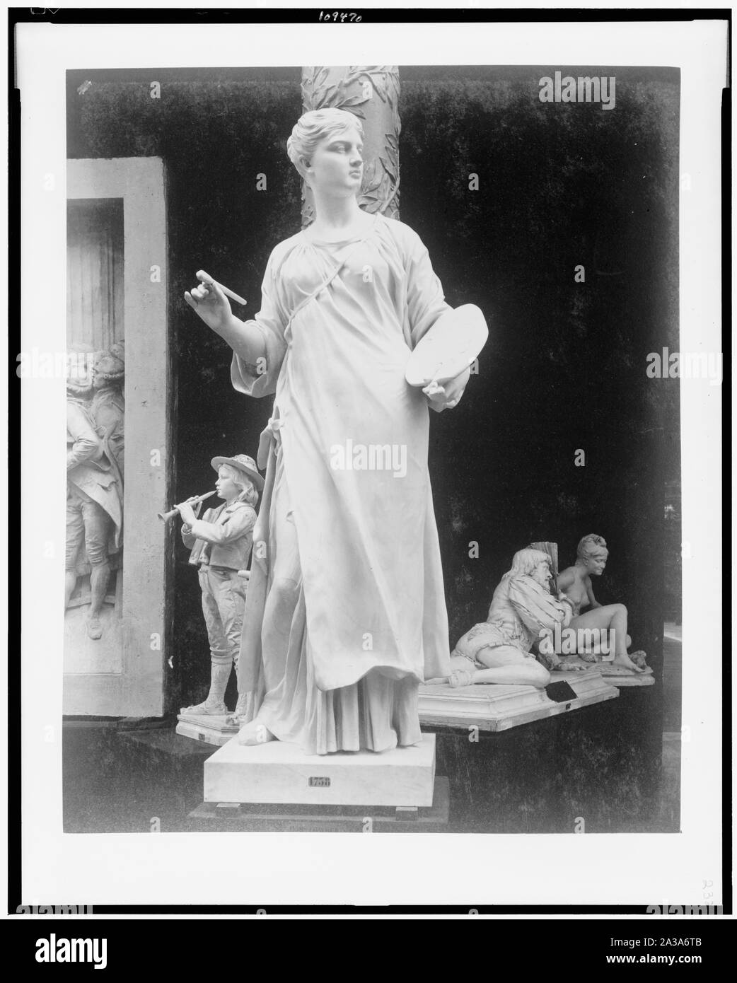 Sculpture de femme avec palais et pinceau, exposées au Palais des Beaux Arts, Exposition de Paris, 1889 Banque D'Images
