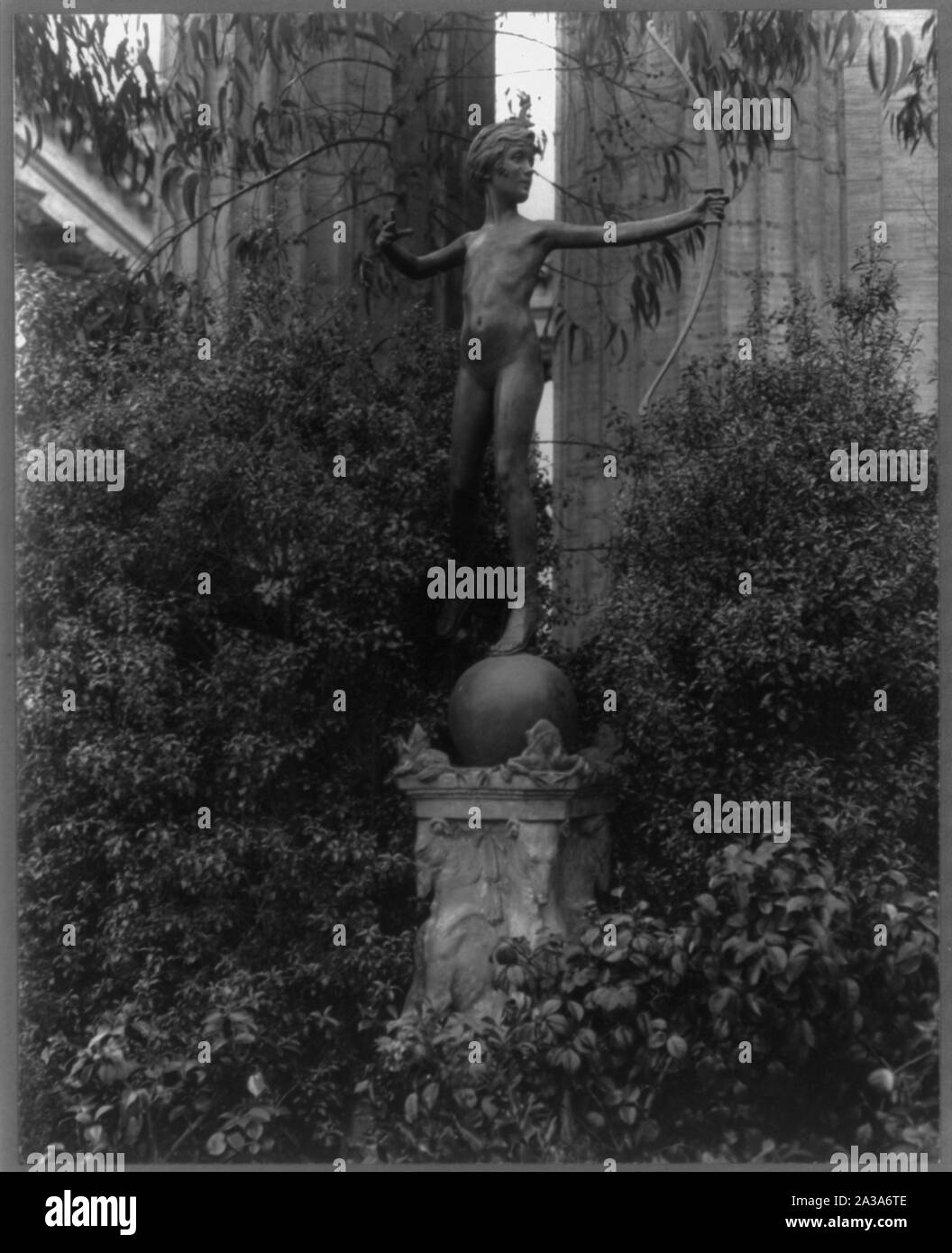 Sculpture de jeune Diana tirant une flèche Banque D'Images