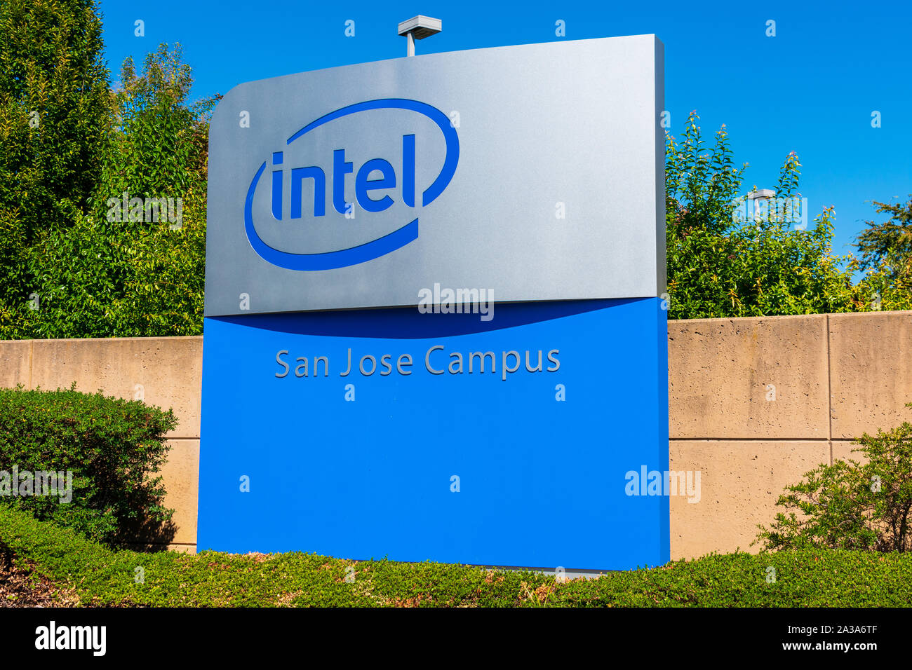 Signe et le logo Intel à Silicon Valley campus. Intel Corporation est une société multinationale américaine et de la technologie Banque D'Images