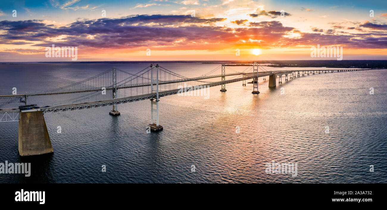 Vue aérienne de Chesapeake Bay Bridge au coucher du soleil. Banque D'Images