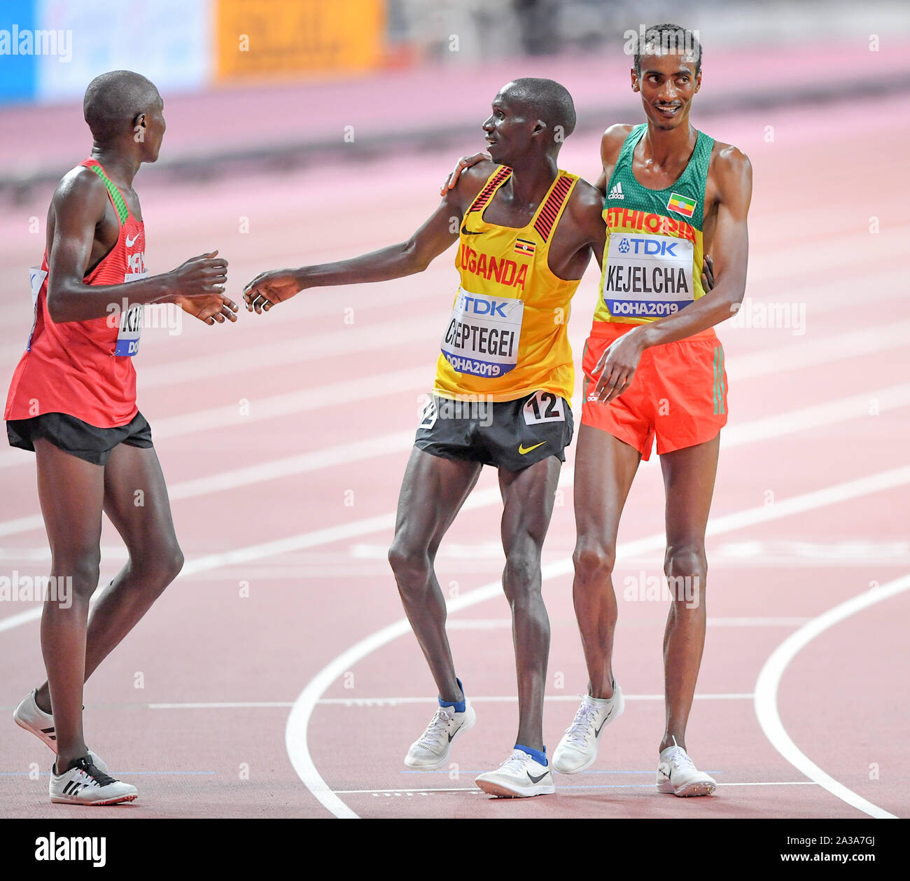 Joshua Cheptegei (Ouganda, médaille d'or) Yomif Kejelcha, éthiopienne, (médaille d'argent), Rhonex Kipruto (Kenya, médaille de bronze). 10000 mètres hommes finale. Championnats du monde d'athlétisme de l'IAAF, Doha 2019 Banque D'Images