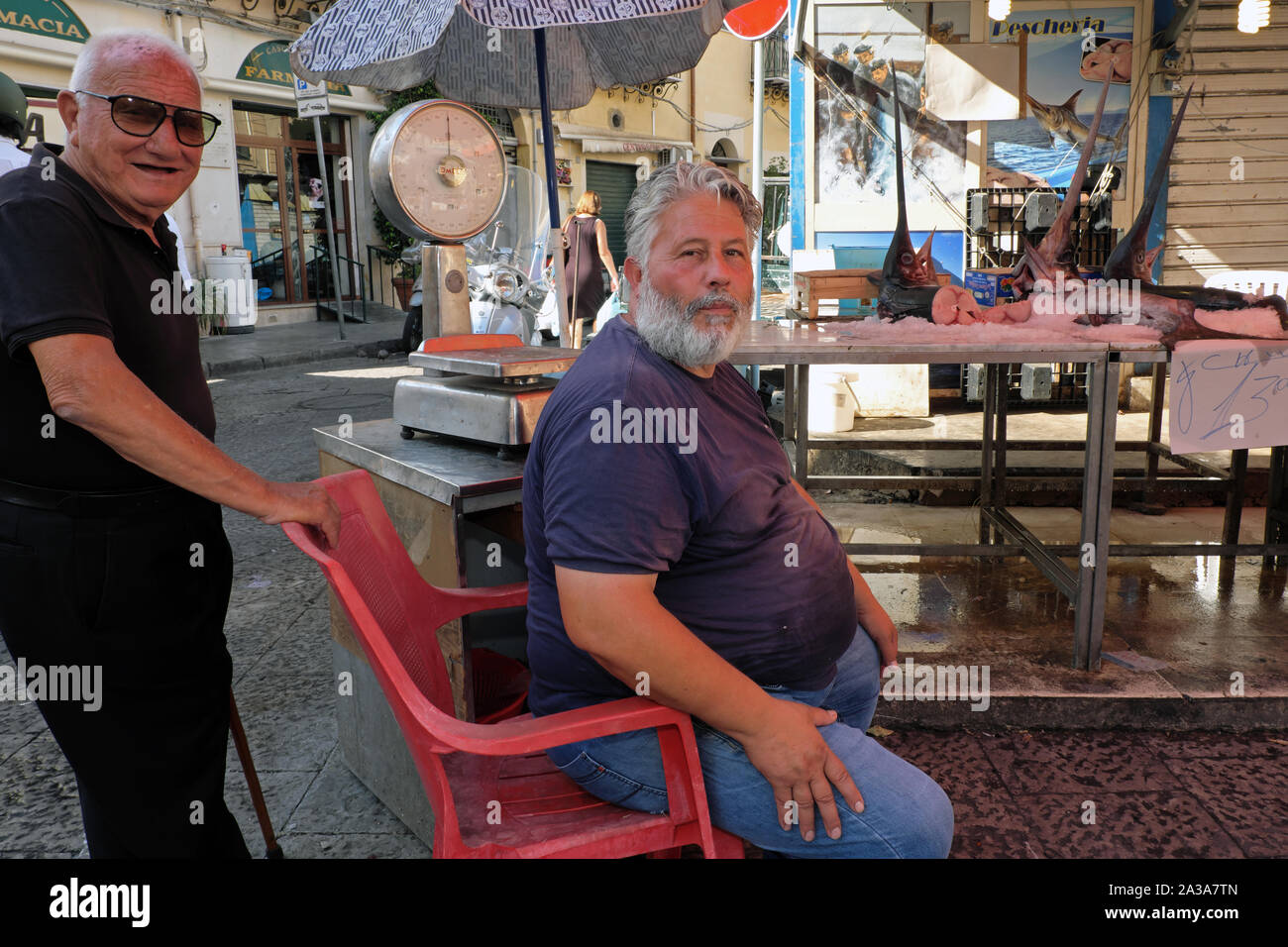 La vente du vendeur de poisson 'Pesce Spada" (espadon) Marché à di Ballaro, un célèbre marché de rue en plein air dans l'Albergheria voisin de Palerme, Sicile. Banque D'Images