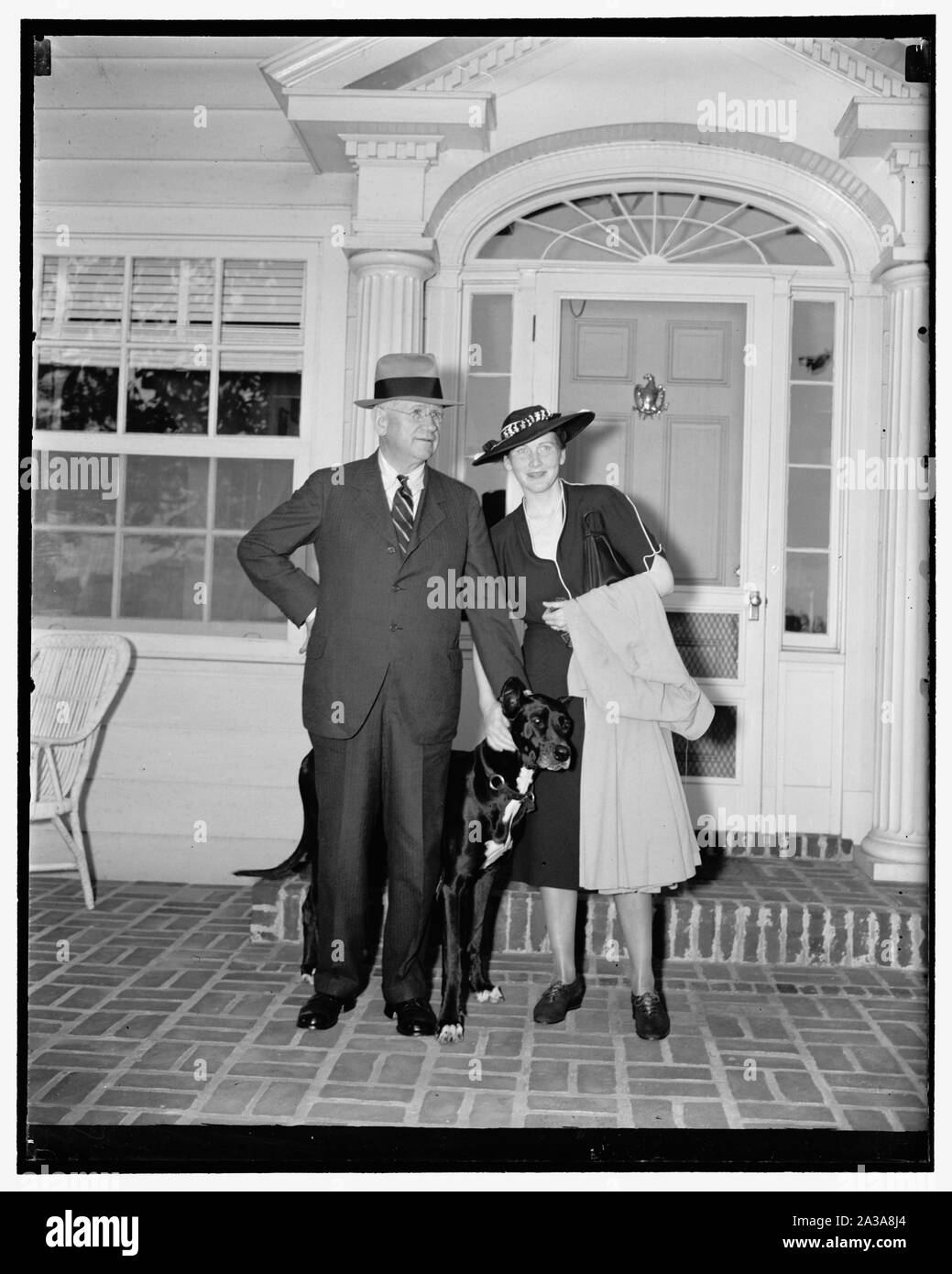 Sec. Ickes et mariée retour de lune de miel. Washington, D.C., le 22 juin. De retour de leur lune de miel à l'Européenne Ickes country estate Accueil près d'ici aujourd'hui, le secrétaire à l'intérieur Harold Ickes et son épouse de quelques semaines plus tôt, ont été accueillis par grand danois de l'animal de la secrétaire, 22/06/38 Banque D'Images