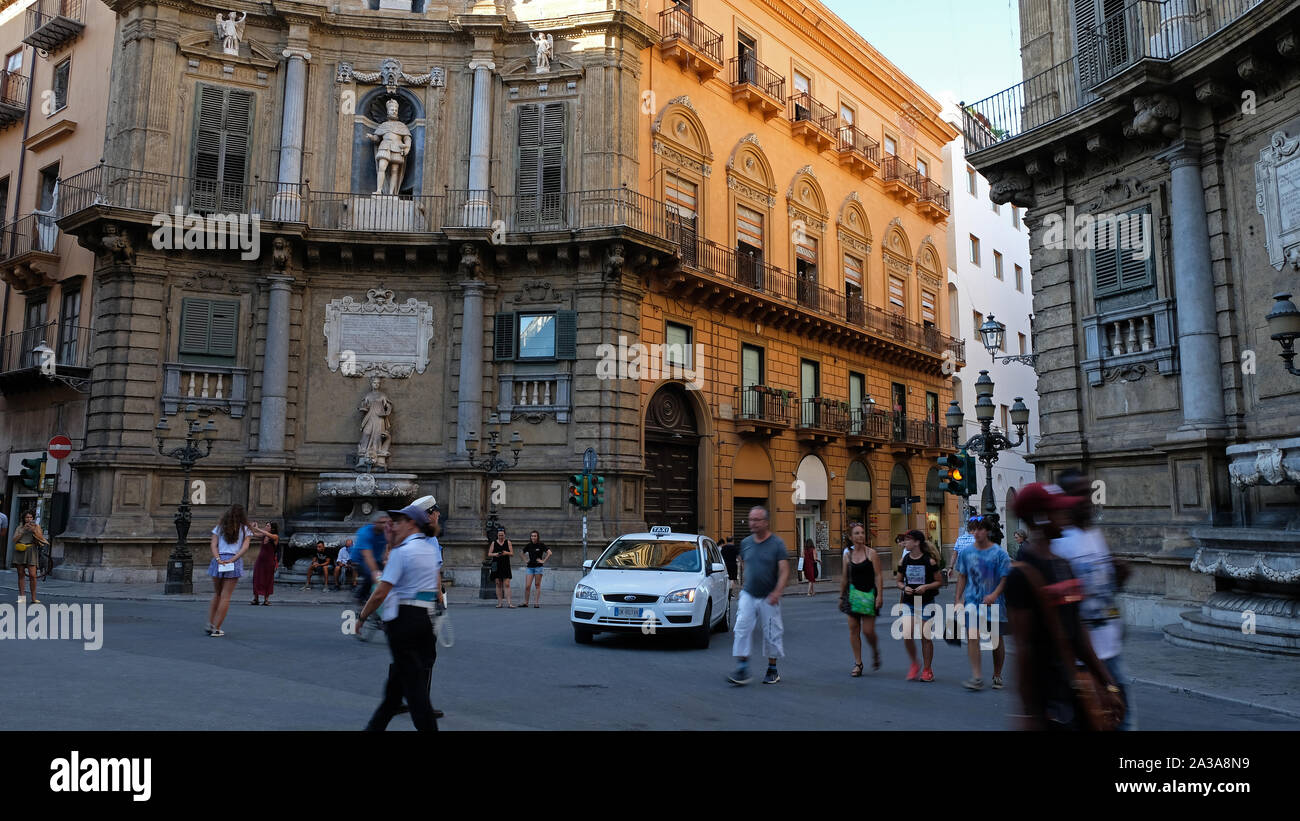 Quattro Canti en Piazza Vigliena (les quatre coins) Intersection de Corso Vittorio Emanuele et de la Via Maqueda , épicentre de la vieille ville. Palerme. Banque D'Images