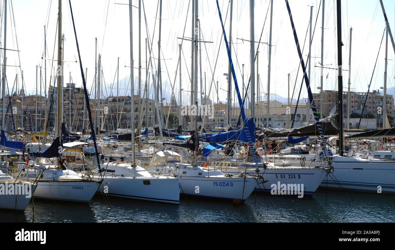 Les bateaux de plaisance La Cala à Palerme, Sicile, Italie. Banque D'Images