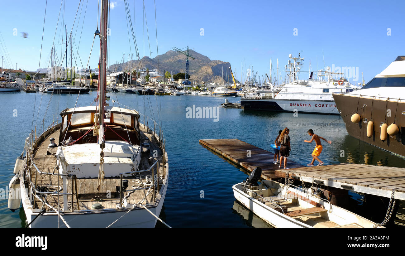 Les bateaux de plaisance La Cala à Palerme, Sicile, Italie. Banque D'Images