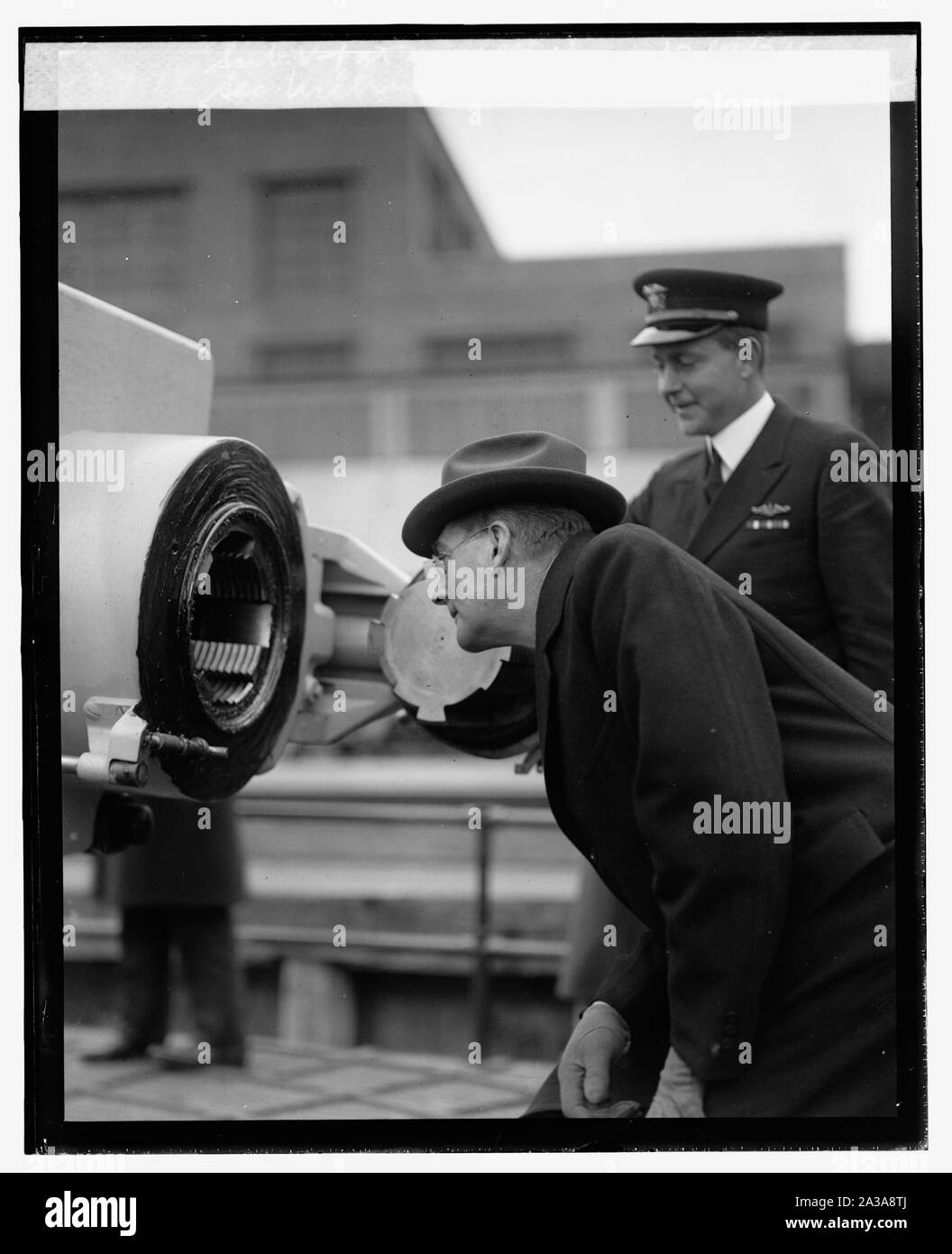 Sec. Wilbur & Le Capitaine Andrews sous contrôle. V-1 à Navy Yard, 12/3/24 Banque D'Images