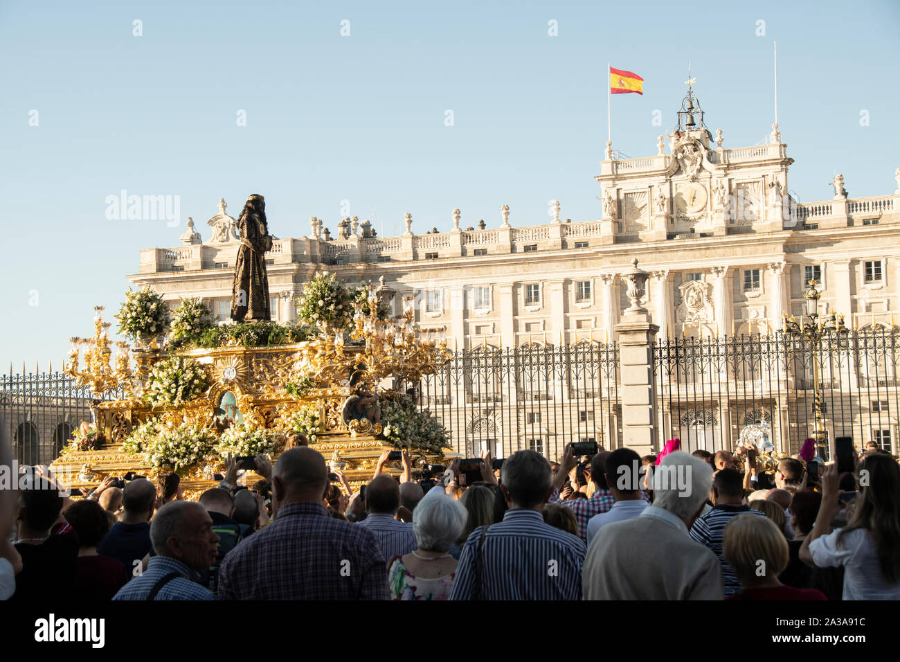 Elle est de 80 ans depuis le retour de Jésus de Medinaceli à Madrid et de Genève, après la fin de la Guerre Civile Espagnole en 1939. À son retour, l'image a été prise dans le cortège du monastère de l'Incarnation à son emplacement actuel dans la basilique de Jésus de Medinaceli. Pour cette raison, et dans le contexte de l'extraordinaire le mois missionnaire, convoqué par le Pape François, l'image de Jésus de Medinaceli fera une sortie de procession extraordinaire dans les rues de Madrid. (Photo par Alberto Sibaja/Pacific Press) Banque D'Images