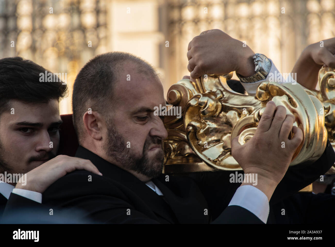 Elle est de 80 ans depuis le retour de Jésus de Medinaceli à Madrid et de Genève, après la fin de la Guerre Civile Espagnole en 1939. À son retour, l'image a été prise dans le cortège du monastère de l'Incarnation à son emplacement actuel dans la basilique de Jésus de Medinaceli. Pour cette raison, et dans le contexte de l'extraordinaire le mois missionnaire, convoqué par le Pape François, l'image de Jésus de Medinaceli fera une sortie de procession extraordinaire dans les rues de Madrid. (Photo par Alberto Sibaja/Pacific Press) Banque D'Images