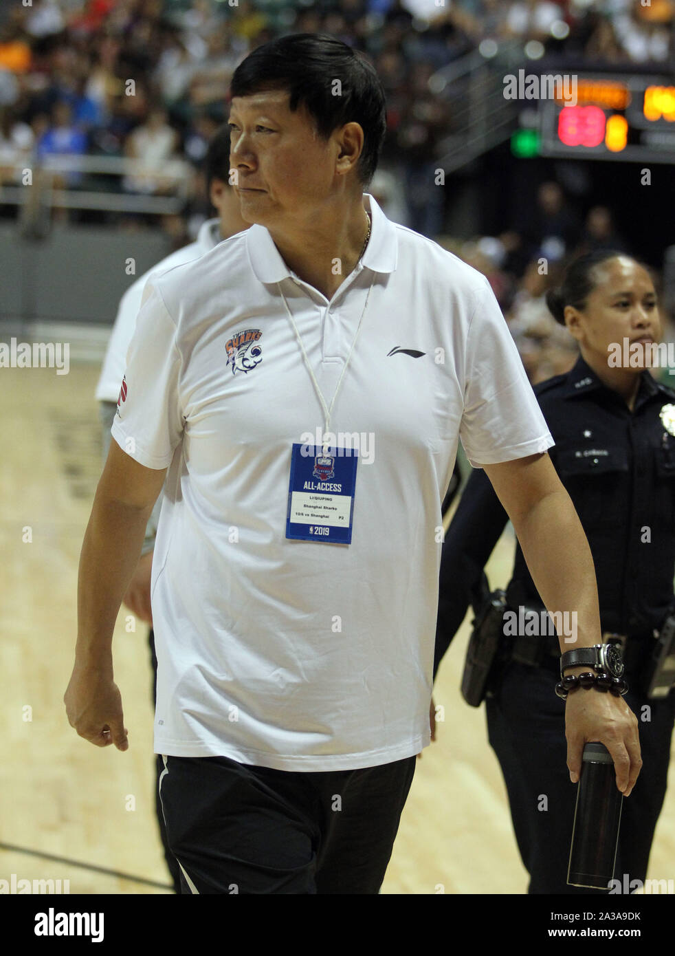 Honolulu, Hawaii. 6 octobre 2019 - L'entraîneur-chef des requins Shanghai Li Qiuping lors d'un match pré-saison entre les Los Angeles Clippers et le Shanghai Sharks au shérif Stan Center sur le campus de l'Université de Hawaï à Manoa à Honolulu, HI - Michael Sullivan/CSM. Banque D'Images