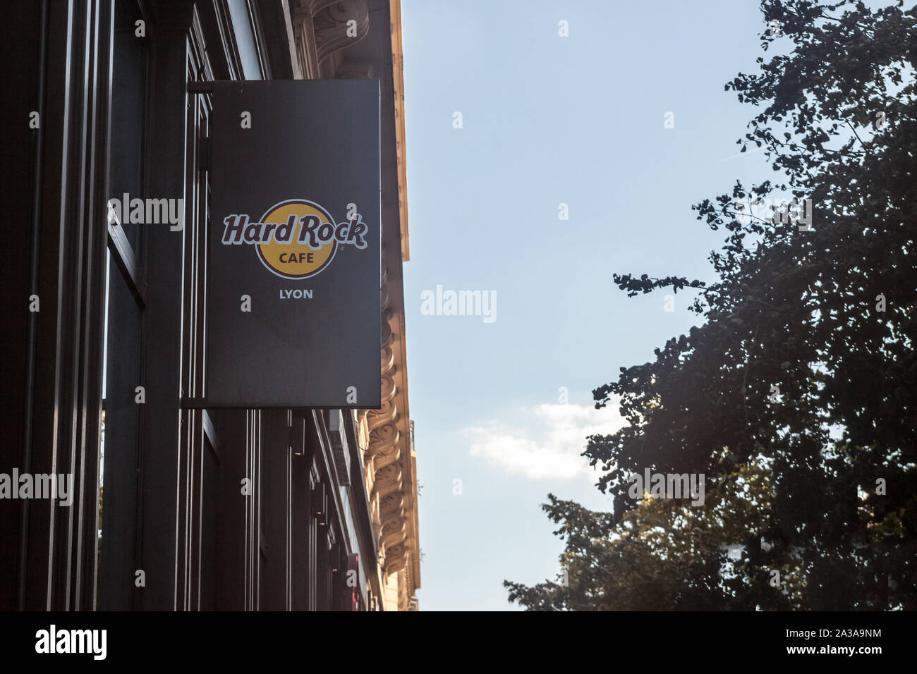LYON, FRANCE - 13 juillet 2019 : Hard Rock Cafe logo sur leur restaurant à Lyon. Hard Rock Cafe est une chaîne de restaurants à thème musique américaine propagation wo Banque D'Images