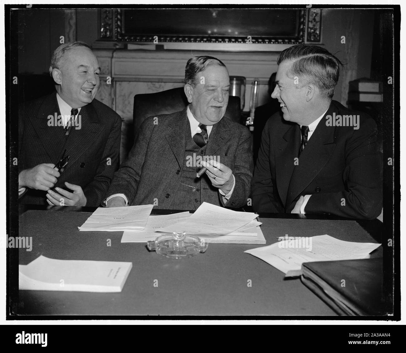 Secrétaire de l'Agriculture confère avec bloc de coton du Congrès. Washington, D.C., le 1 février. Secrétaire de l'Agriculture Henry A. Wallace aujourd'hui conféré avec les membres de la Congressional Cotton Bloc portant sur des projets de réduction de l'excédent de coton tenue en vertu de prêts du gouvernement. Les sénateurs ont été en mesure de parvenir à un accord final sur un plan qui permettrait aux agriculteurs de prendre leur retraite à partir de coton au lieu de prêt compatible plantation superficie. Wallace est photo avec Rempl. Marvin Jones, à gauche, Président de la Chambre de l'Agriculture, et le sénateur Ellison 'ED' Smith, président du Sénat s'engager l'Agriculture Banque D'Images
