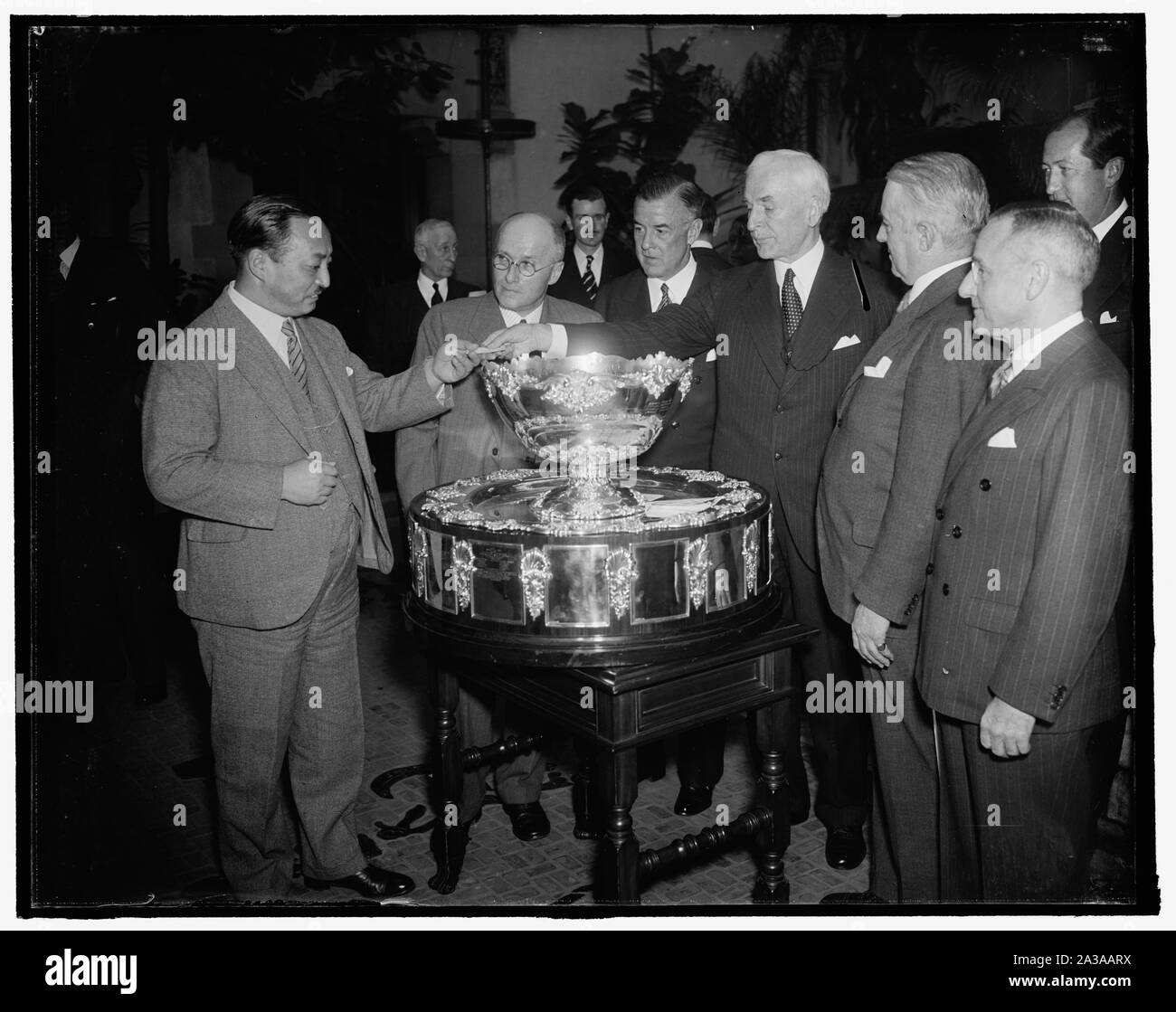 Secrétaire d'État préside au dessin de la Coupe Davis. Washington, D.C., le 3 février. Présidence de la Coupe Davis le dessin à l'Union panaméricaine aujourd'hui, le secrétaire d'État américain Cordell Hull tire hors de l'appariement du Japon premier bol historique et à Yakichiro Suma, conseiller de l'ambassade du Japon. Sur la photo, de gauche à droite : Yakichiro ; Russell B. Kingman, Trésorier de l'United States Lawn Tennis Association ; Joseph Ward, Premier Vice-président ; Secrétaire Hull ; Holcomb Ward, président de l'USLTA ; et Wallis Pate, le capitaine de l'équipe de Coupe Davis, 2/3/38 Banque D'Images