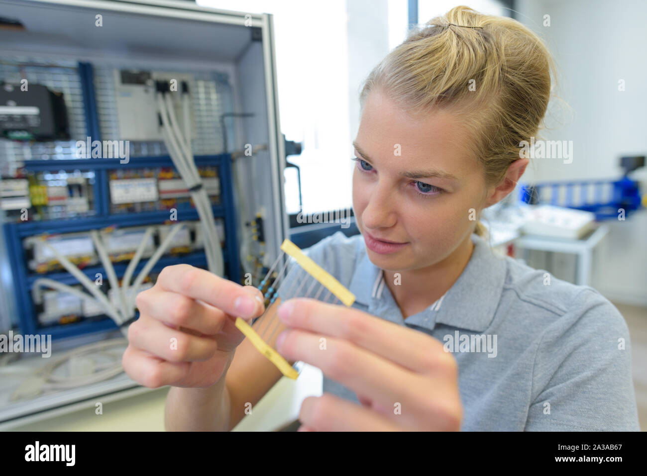 Woman working in server room Banque D'Images