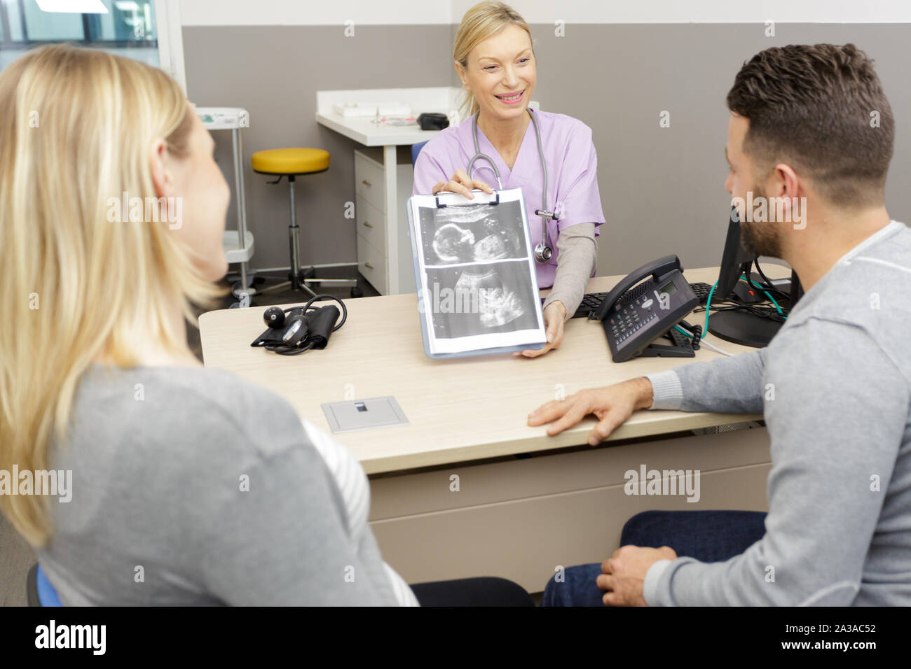 Médecin expliquer résultat à l'échographie à l'hôpital couple Banque D'Images