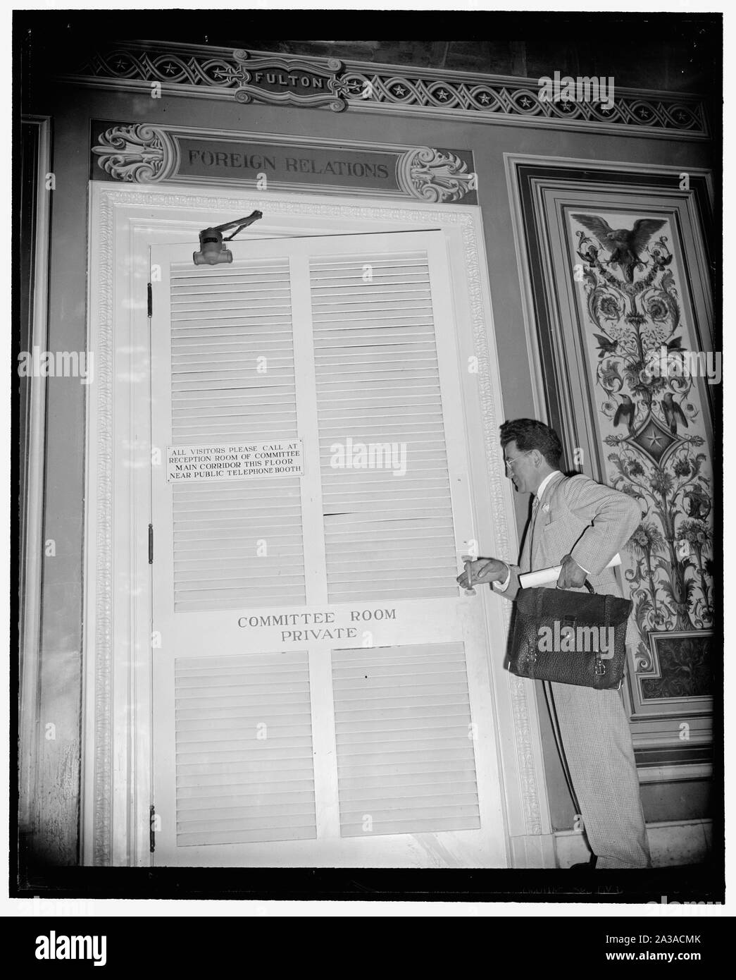 Soi-disant émissaire de paix dans l'impasse à l'entrée du Comité des relations étrangères du Sénat. Washington, D.C., le 14 juillet. Abe Pinkus, Cleveland, Ohio oil man et l'émissaire de paix de style qui pense rien de téléphoner à des dictateurs, des premiers ministres, ministres des affaires étrangères, et les ambassadeurs de l'intérêt de son passe-temps--Peace--couru dans un mur de pierre virtuel lorsqu'il a essayé d'entrer dans la salle du Comité des relations étrangères du Sénat aujourd'hui. L'accès interdit lui signe Banque D'Images