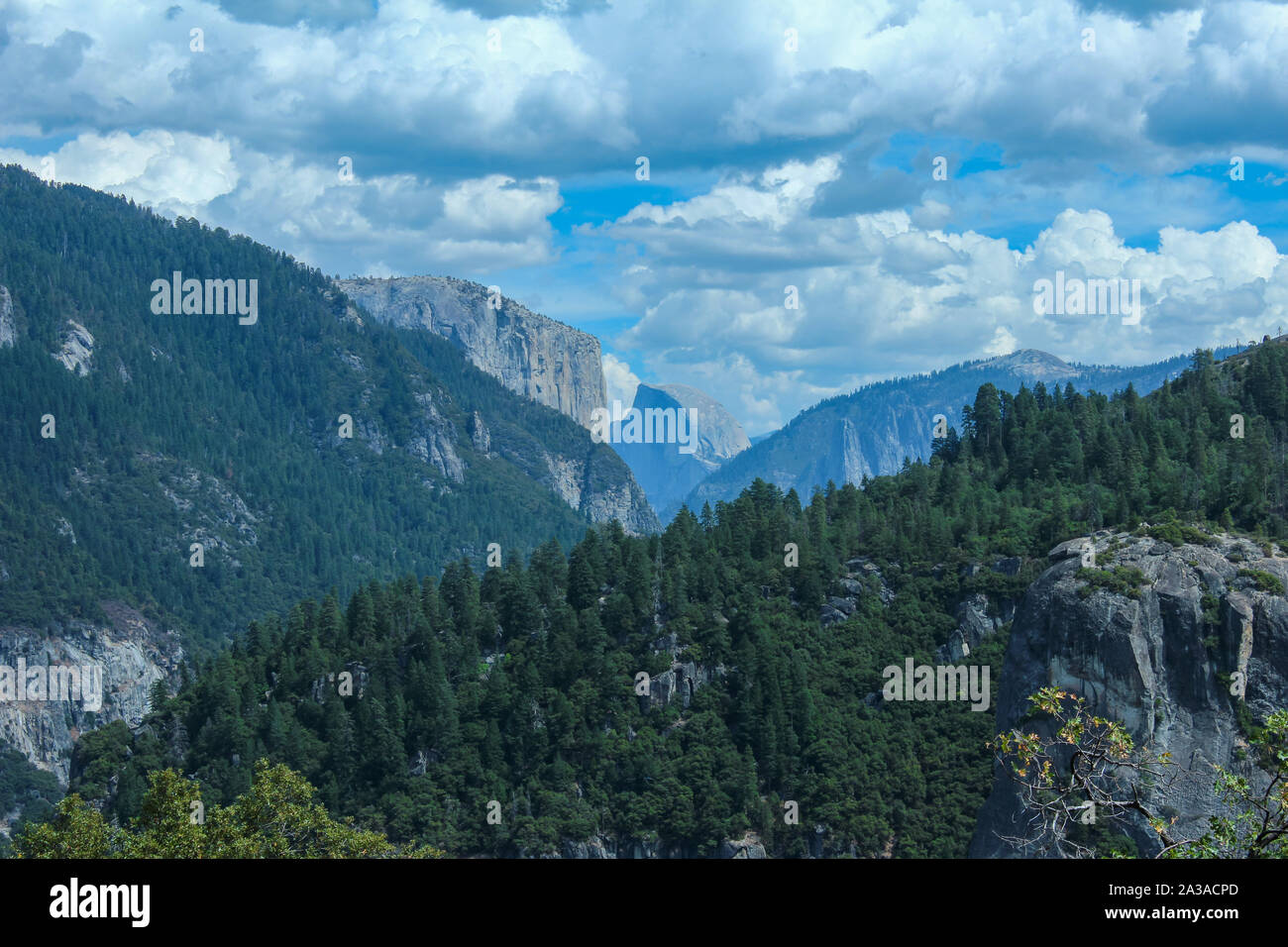 Vue imprenable sur le paysage de Yosemite avec demi-dôme visible dans Yosemite National Park, California, USA Banque D'Images