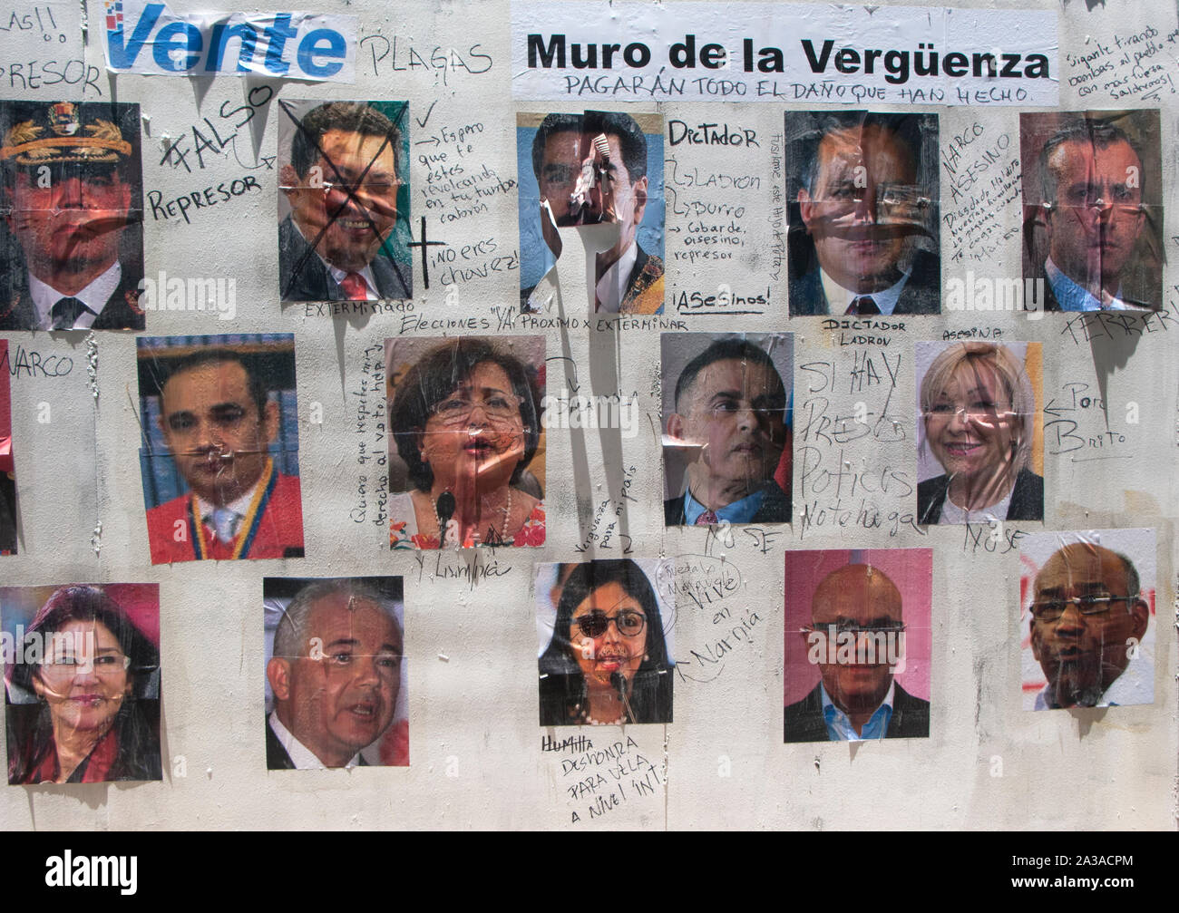 Hugo Chavez et Nicolas Maduro les politiciens et le gouvernement répressif d'être critiquée par les citoyens dans un mur de la honte Banque D'Images