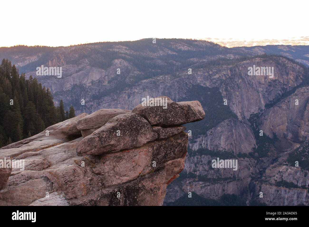 Rock en surplomb avec vue sur le célèbre Demi Dôme à Glacier Point, Yosemite National Park, California, USA Banque D'Images