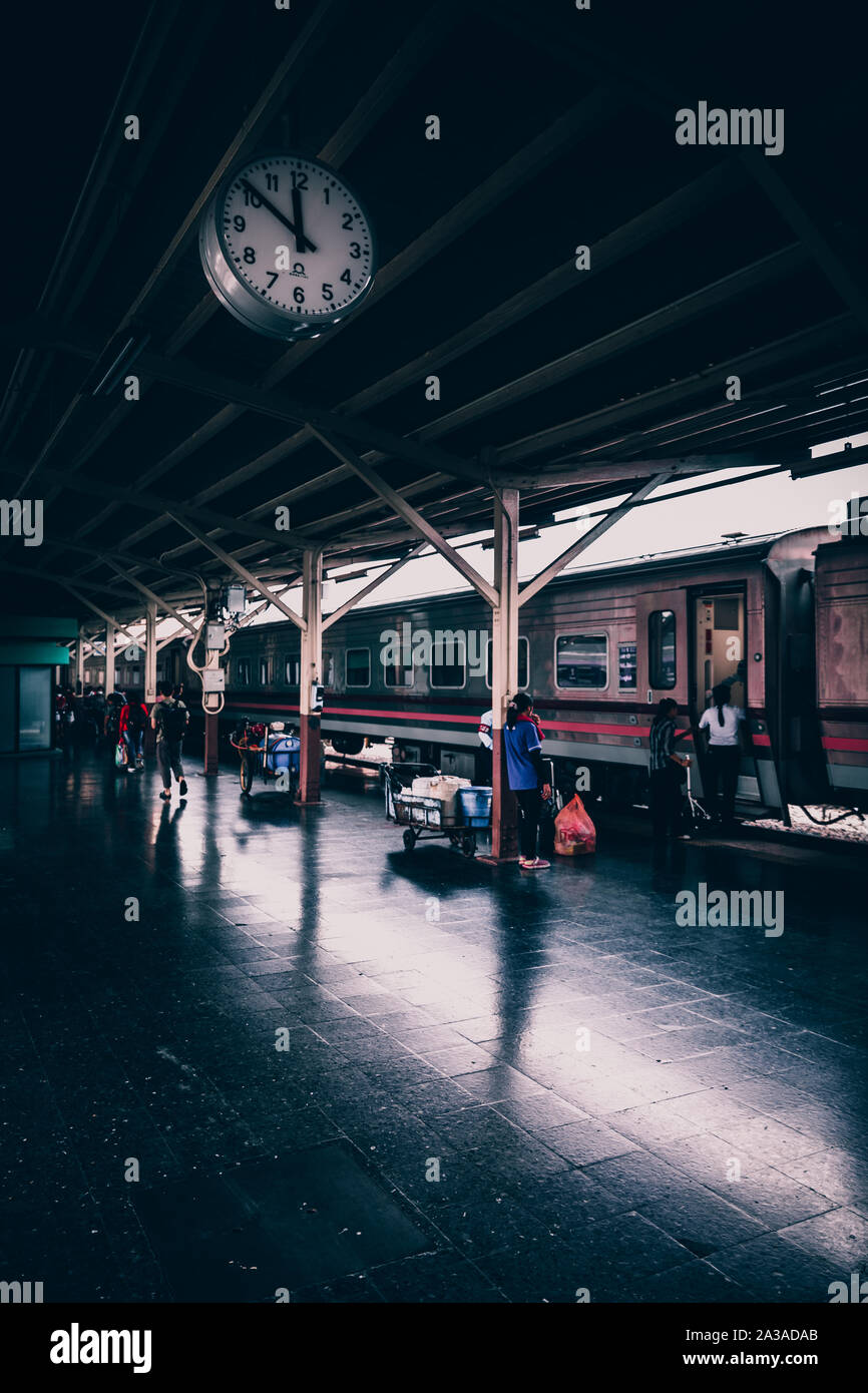 Gare de Hua Lamphong à Bangkok avec des trains qui attendent de partir le long de la plate-forme avec des personnes qui attendent de monter à bord pour voyager la nation de Thaïlande. Banque D'Images