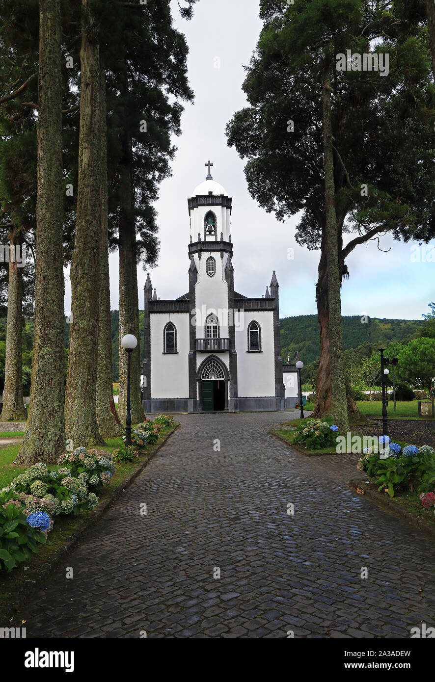 Très belle église de São Nicolau (Saint Nicolas) avec une allée de grands arbres à Sete Cidades sur l''île de São Miguel, Açores, Portugal Banque D'Images