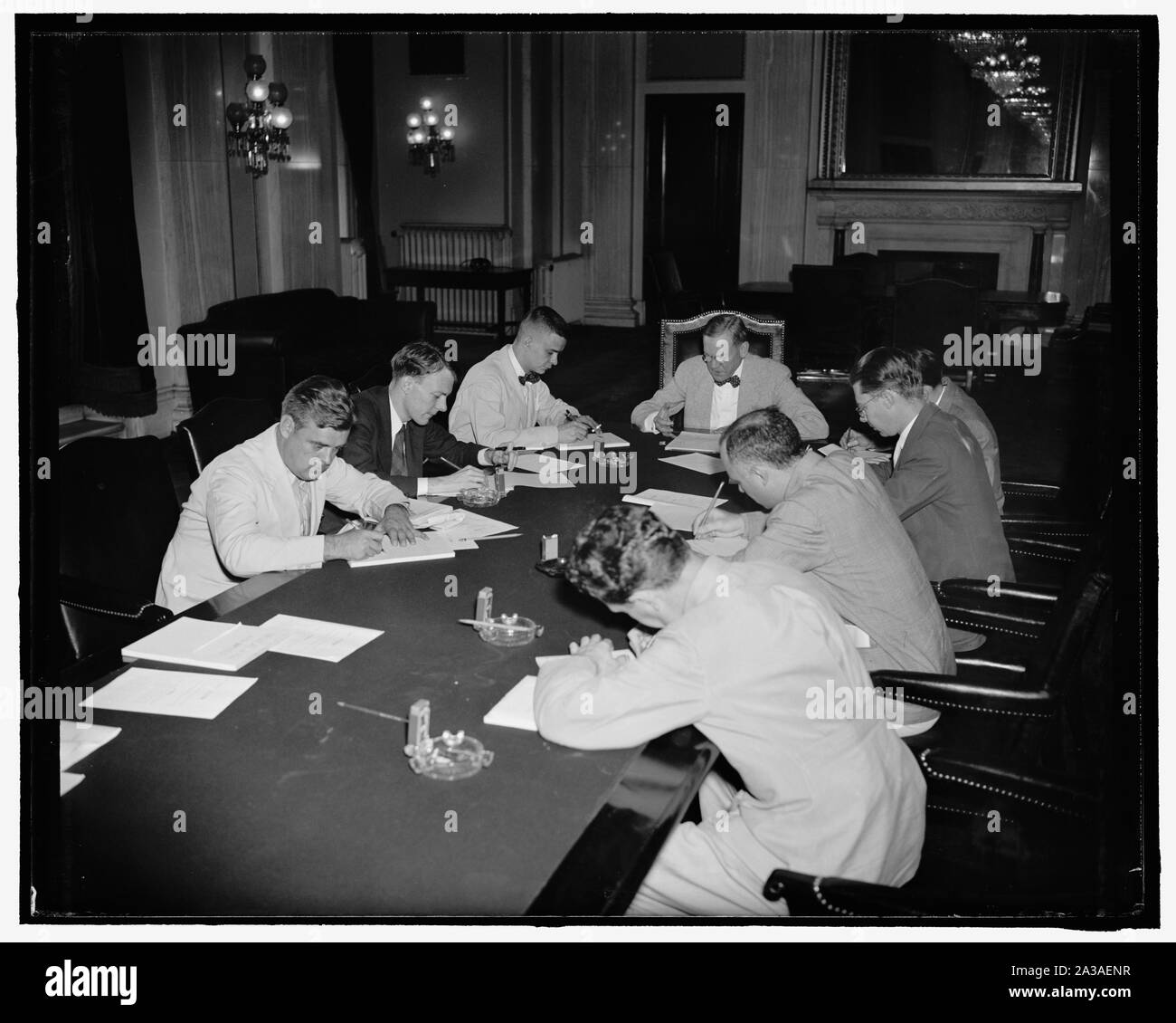 Le sénateur McNary presse dit que sénateurs républicains veulent amender le projet de prêt. Washington, D.C., le 20 juillet. Le leader de l'opposition au Sénat Charles McNary assis à la table de conférence avec les journalistes comme il l'a annoncé les résultats d'un républicain conférence ce matin sur la sénateur Alben Barkley's loi de prêt. 'Les Républicains vous proposera des amendements visant à supprimer certains des pouvoirs inhabituels figurant dans le programme, de réduire les crédits et d'approuver le projet de loi dans la mesure du possible", dit-il. La sénateur Barkley a annoncé qu'il avait changé le nom de son projet de loi de 'la loi sur les projets d'auto-amortissables' à 'works fina Banque D'Images