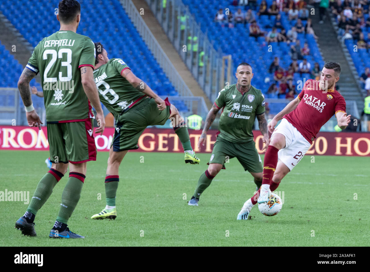 Rome, Italie. 06 Oct, 2019. Jordan Veretout de AS Roma vu en action au cours de la Serie A match entre l'AS Rome et Cagliari au Stade Olympique.(score final : AS Roma 1:1 Cagliari) Credit : SOPA/Alamy Images Limited Live News Banque D'Images