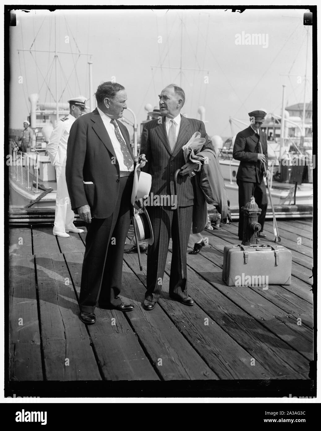 Sénat et de leader à partir de Roosevelt confab politique. Annapolis, MD, le 25 juin. Le sénateur Joseph T. Robinson (à gauche), chef de la majorité au Sénat, et le président de la Chambre, William B. Bankhead, arriver à bord du premier bateau quitter ici pour l'île de Jefferson et de Roosevelt de l'amour de la fête pour les membres du Congrès démocratique Banque D'Images