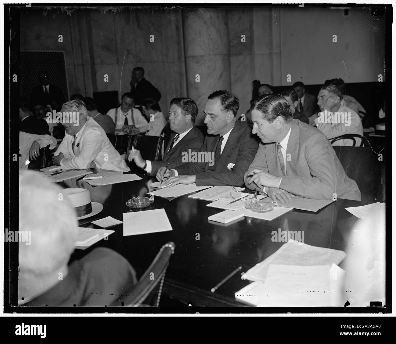 Les auditeurs du Sénat. Washington, D.C., le 3 juin. La Chambre du Sénat était pratiquement vide aujourd'hui comme la plupart des membres ont écouté dans sur l'audition conjointe du Sénat et de la Chambre des comités de travail. Les hommes d'affaires éminents a témoigné sur le Black-Connery Bill proposé de restreindre les conditions de travail de misère en ce qui concerne les salaires, les heures, et le travail des enfants. De gauche à droite : Le Sénateur Robert F. Données personnelles ; le sénateur Sherman Minton ; et le sénateur James Murray, 6/3/37 Banque D'Images