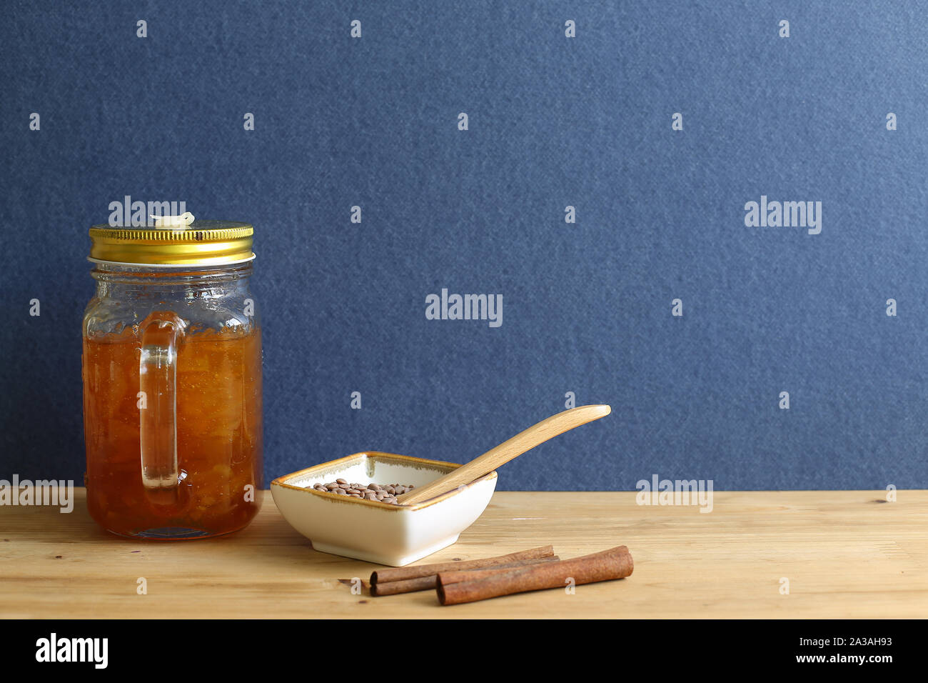 Alimentation saine Les lentilles et citron thé sur table en bois avec fond bleu Banque D'Images