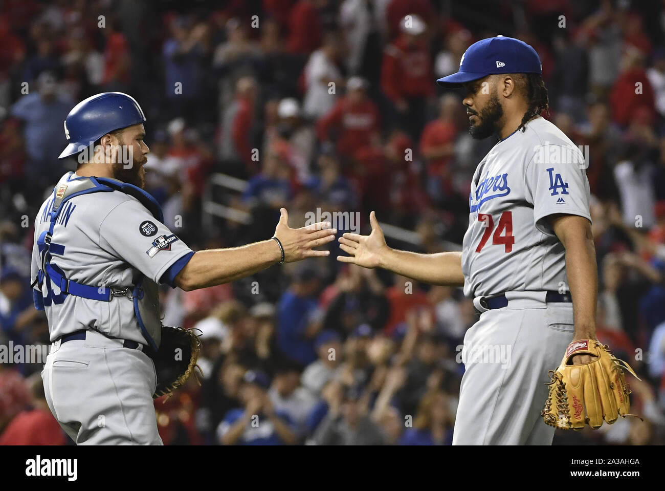 Washington, United States. 06 Oct, 2019. Le releveur des Dodgers de Los Angeles, Kenley Jansen (64) célèbre la victoire contre les Nationals de Washington avec catcher Russell Martin au cours de la National League Division Trois Jeu au Championnat National Park à Washington, DC, le 6 octobre 2019. Les Dodgers battre les ressortissants 10-4 de prendre un 2-1 conduire dans les cinq. Photo par Kevin Dietsch/UPI UPI : Crédit/Alamy Live News Banque D'Images