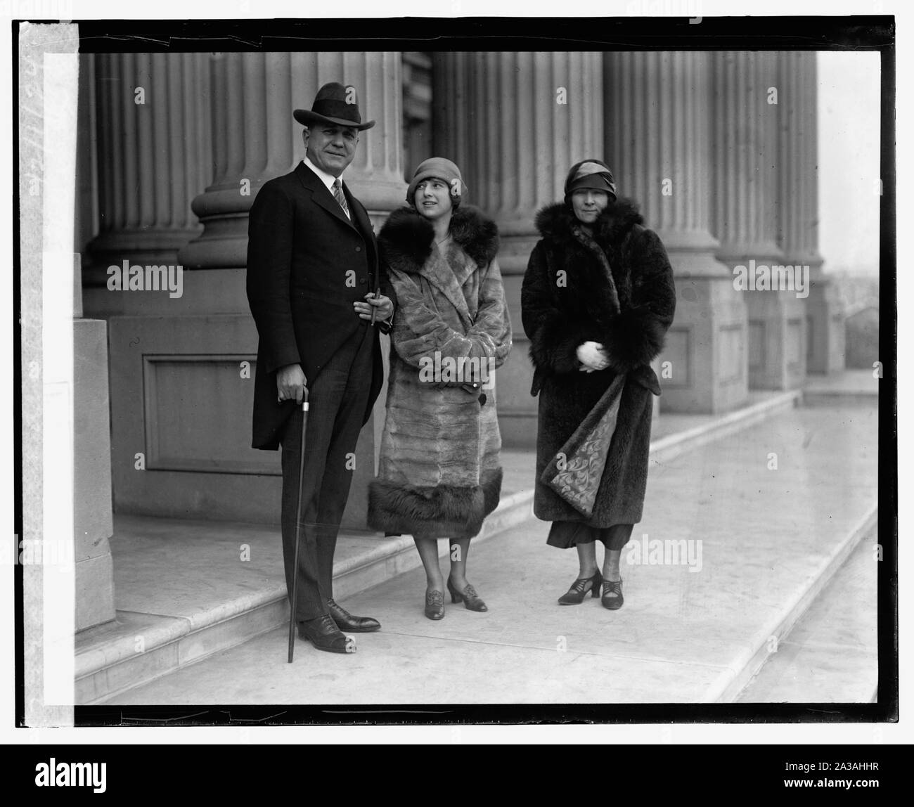 Le sénateur N. Stansfield avec femme et fille, 12/1/24 Banque D'Images