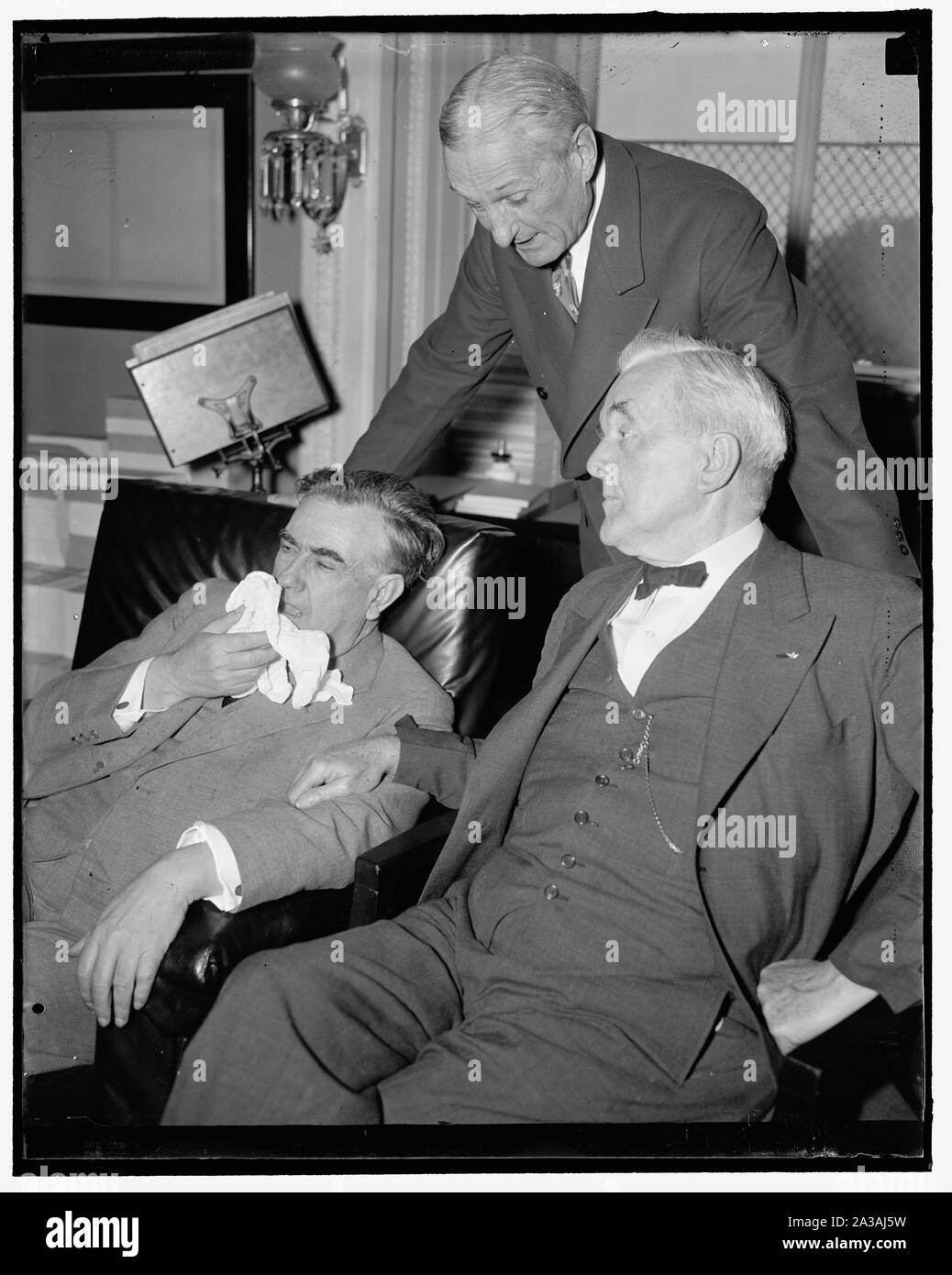 Trio des sénateurs. Washington, D.C., le 15 mai. Comme facteurs de prendre une marche sur leur journée de congé, ces chiffres ont été puissant Sénat cassé pendant l'écoute dans de l'audience judiciaire du Sénat. De gauche à droite : Le sénateur M.M. Logan du Kentucky ; le sénateur William Gibbs McAdoo de Californie ; et le sénateur George W. Norris du Nebraska, 5/15/1937 Banque D'Images