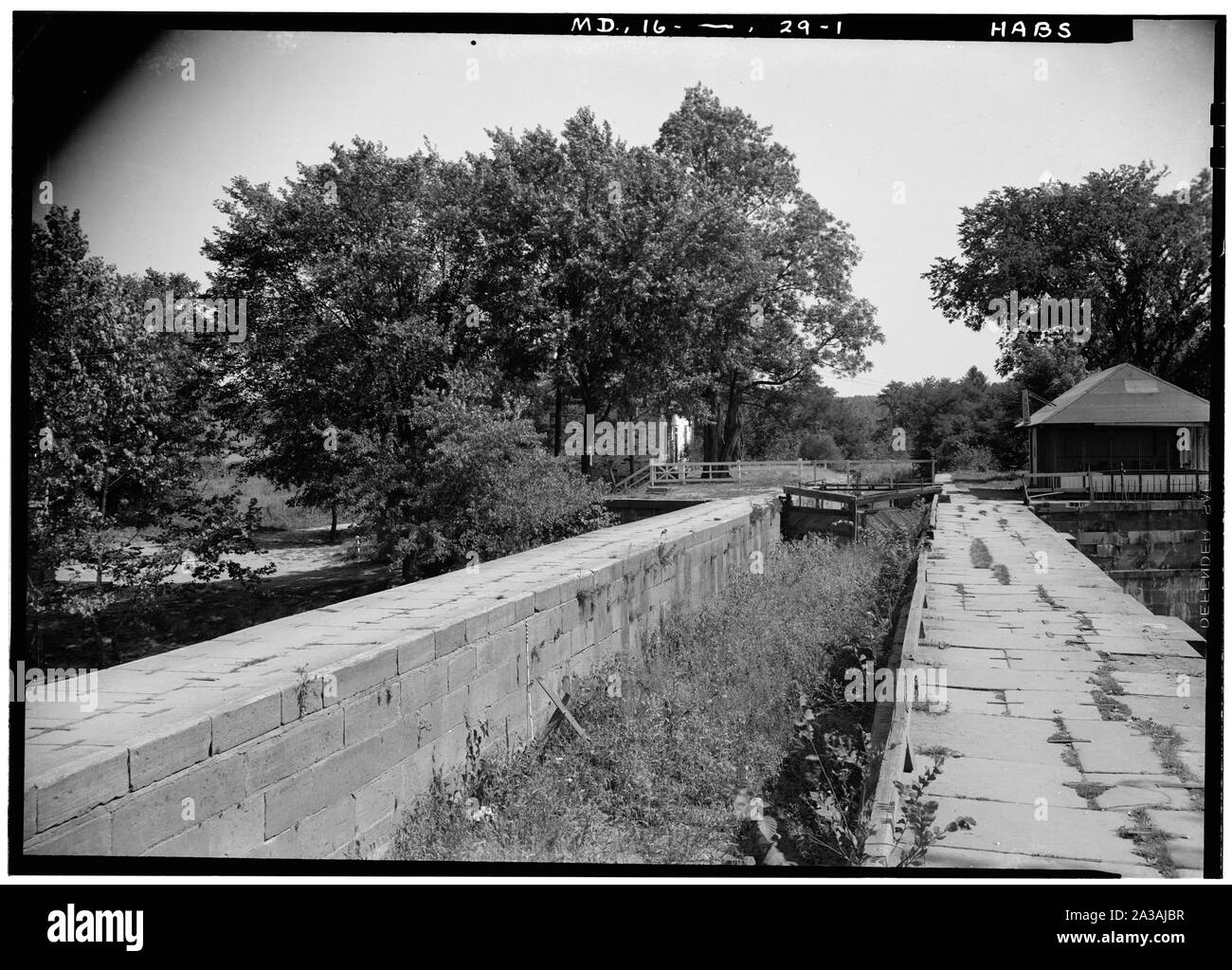 Aqueduc de Seneca, en 1936, avant l'effondrement, à l'aval, lorsqu'il avait encore des barrières. HABS dit : 1. Les bâtiments historiques de l'enquête américaine John O. Brostrup, photographe 16 Septembre 1936 11:20 A. M. VUE DEPUIS LE SUD-OUEST DE L'Aqueduc - Canal Chesapeake & Ohio, Lock 24, Riley's Lock Road, Seneca, comté de Montgomery, MD ; Banque D'Images