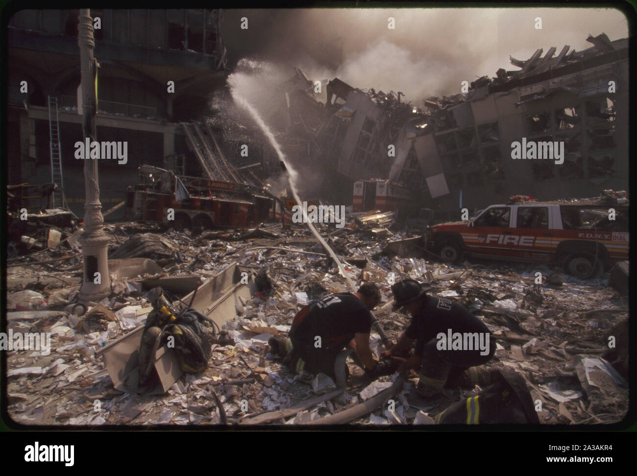 Collection de photographies anonyme des actes terroristes du 11 septembre contre le World Trade Center, New York City ; diapositives montrant la désastreuse suite de deux avions s'écraser sur les tours jumelles du World Trade Center dans le lower Manhattan après avoir été des pirates de l'air par des terroristes le 11 septembre 2001. Comprend les tours en feu vu d'uptown ; le voyage du photographe à la ground zero zone ; et les conditions au nord du World Trade Center, près de West Street. Vues également de New York City Fire Department de lutte contre les incendies et les opérations de sauvetage dans les zones près de West Street, le Verizon Banque D'Images