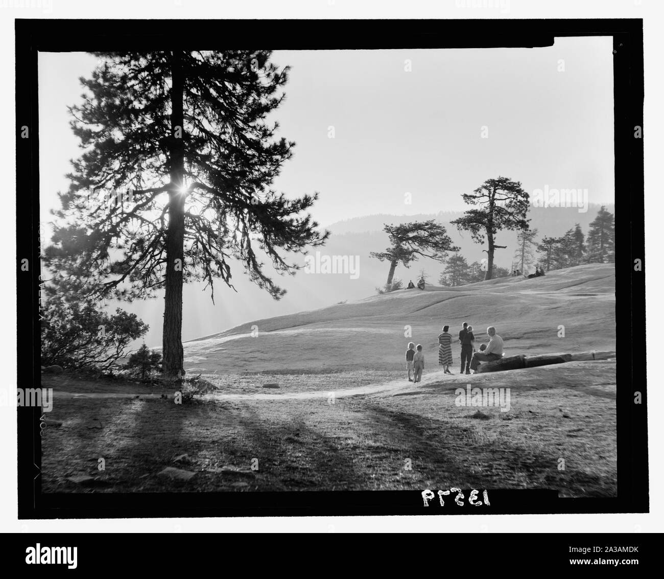 [Seqouia c.-à-d.] Sequoia & Kings Canyon National Park, juillet 1950 (11e à la 23e). Rock au coucher du soleil. Coucher de soleil avec des rayons Banque D'Images