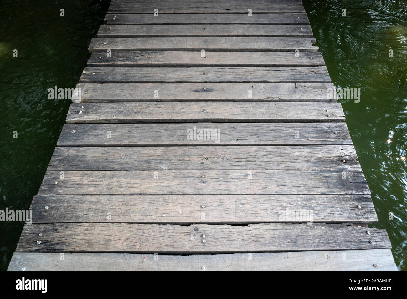 Vintage pont en bois sur l'eau. Vue de dessus de l'ancien pont en bois historique. Banque D'Images