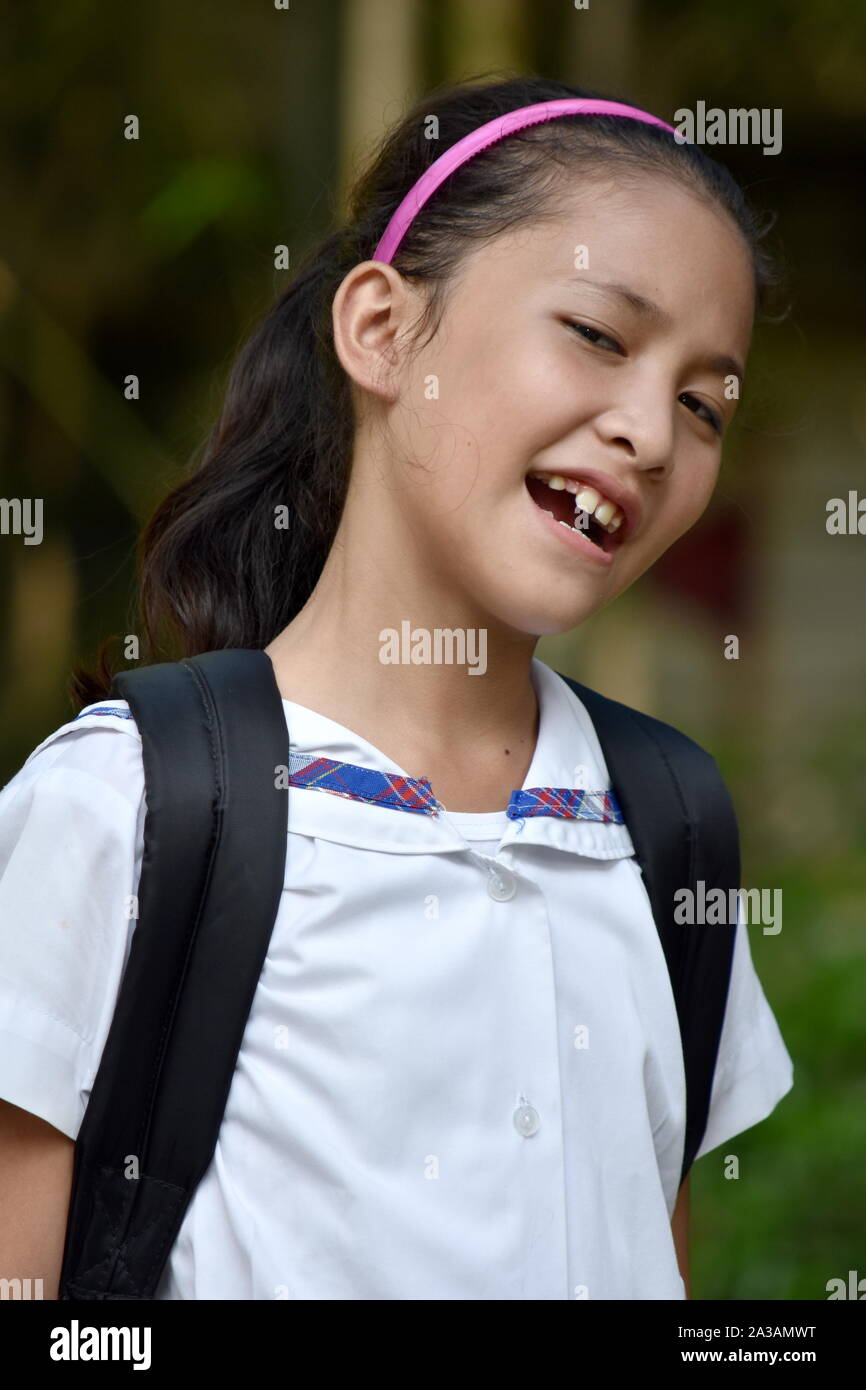 Happy Female Student School Girl Wearing School Uniform avec les ordinateurs portables Banque D'Images