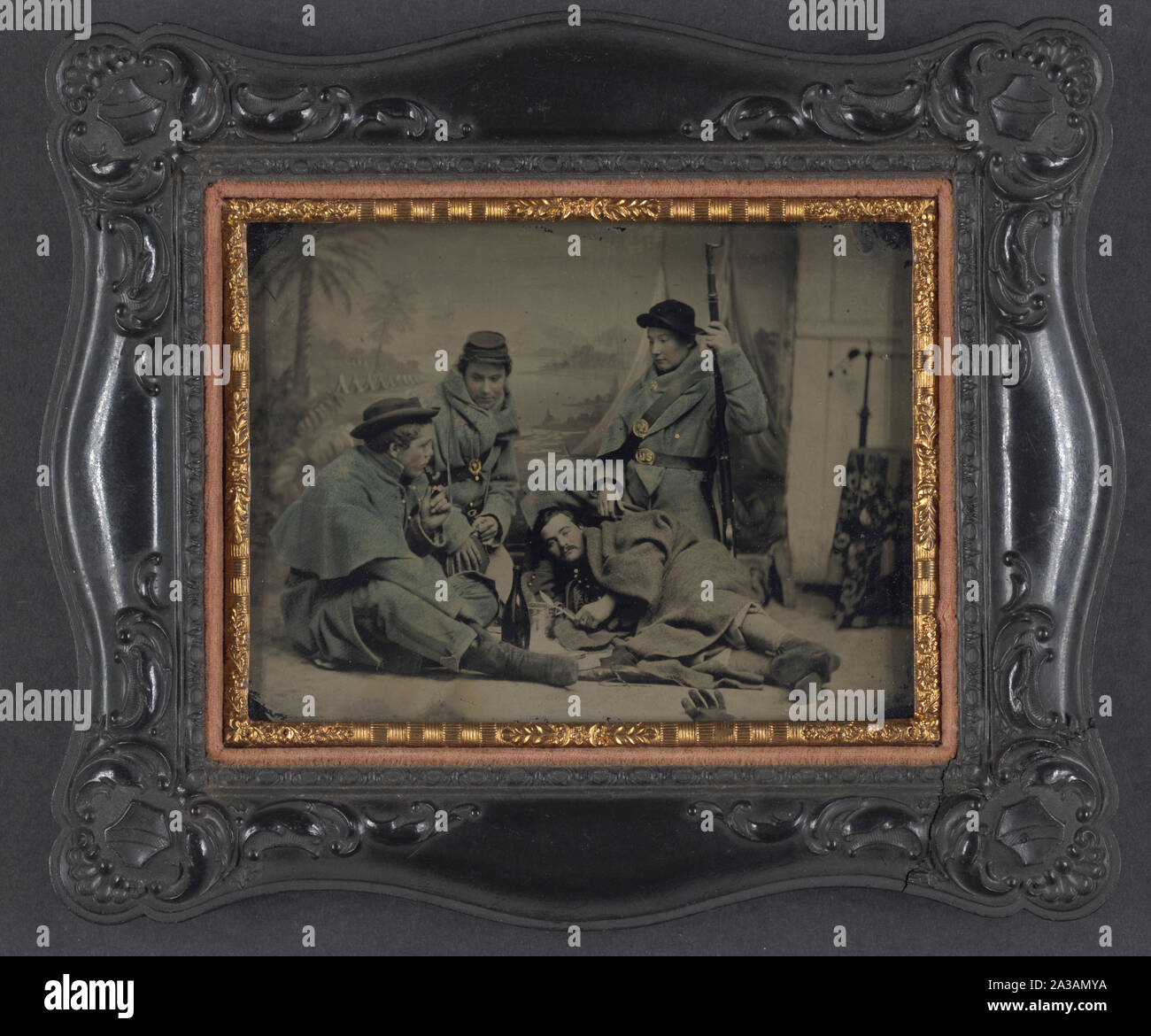 Le sergent Cornelius C. Moore de la société B, 100e New York bénévoles, un sergent de la 39e Régiment de l'Illinois, un caporal du 106e New York, bénévoles et d'une salle du 11e Régiment du Vermont en scène pose devant le camp de toile peinte montrant camp militaire Banque D'Images