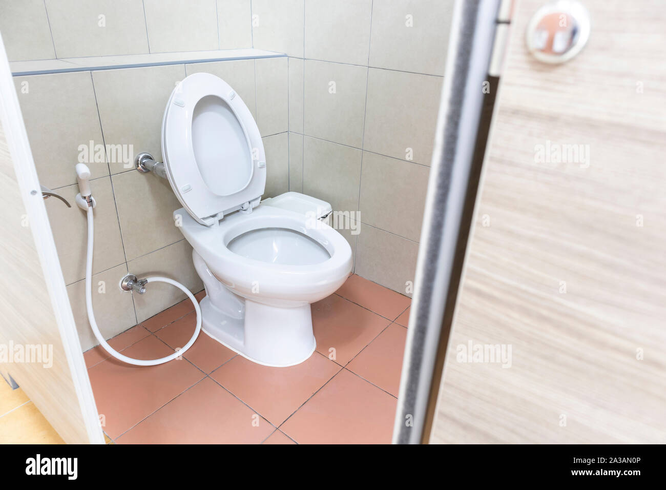 Décoration de sièges de toilettes dans salle de bains arrière-plan. Livre blanc de la cuvette des toilettes dans la salle de bains. Banque D'Images