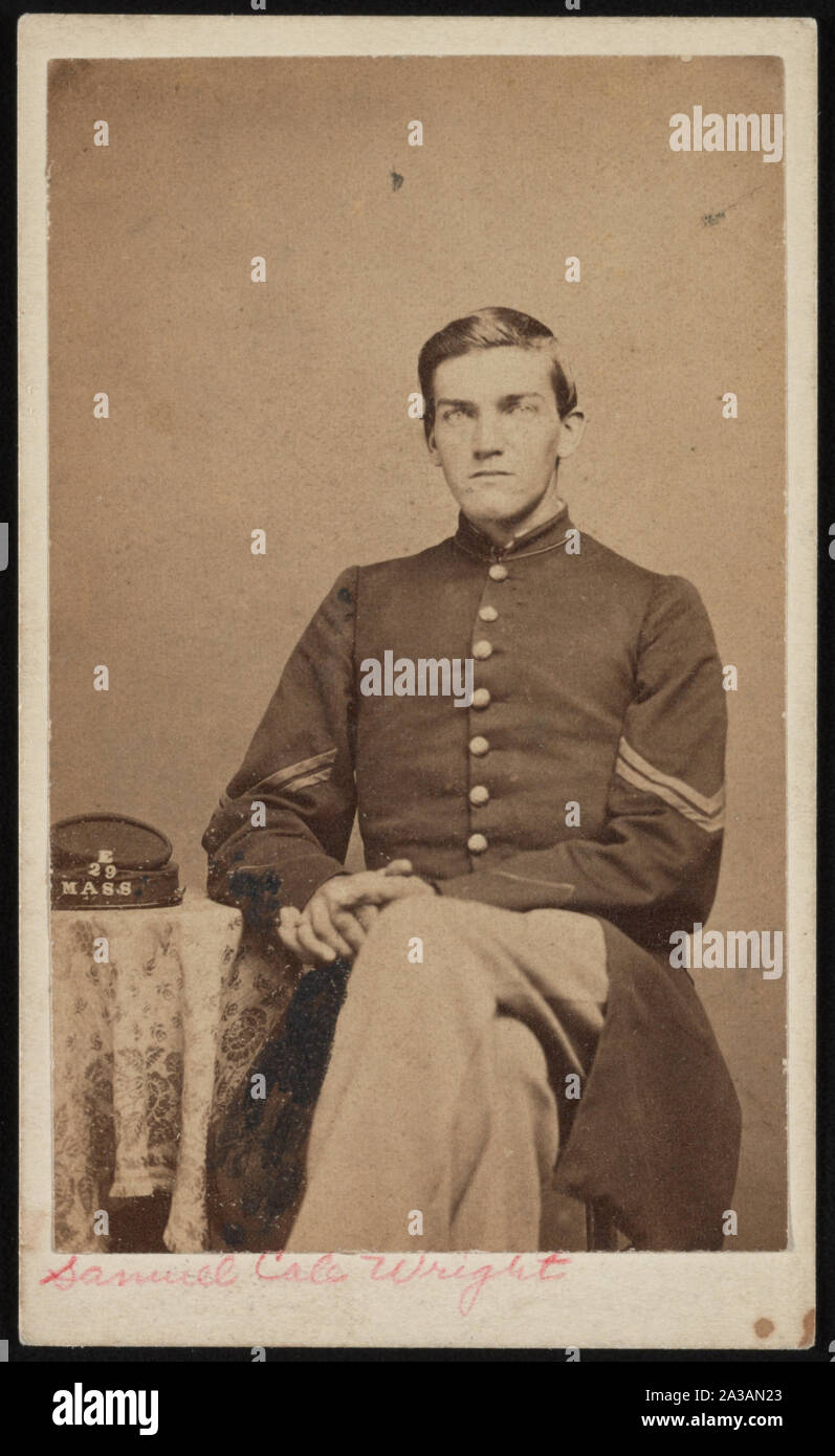 Le sergent Samuel Cole Wright de Co. e, 29e Régiment d'infanterie du Massachusetts, assis en uniforme Banque D'Images