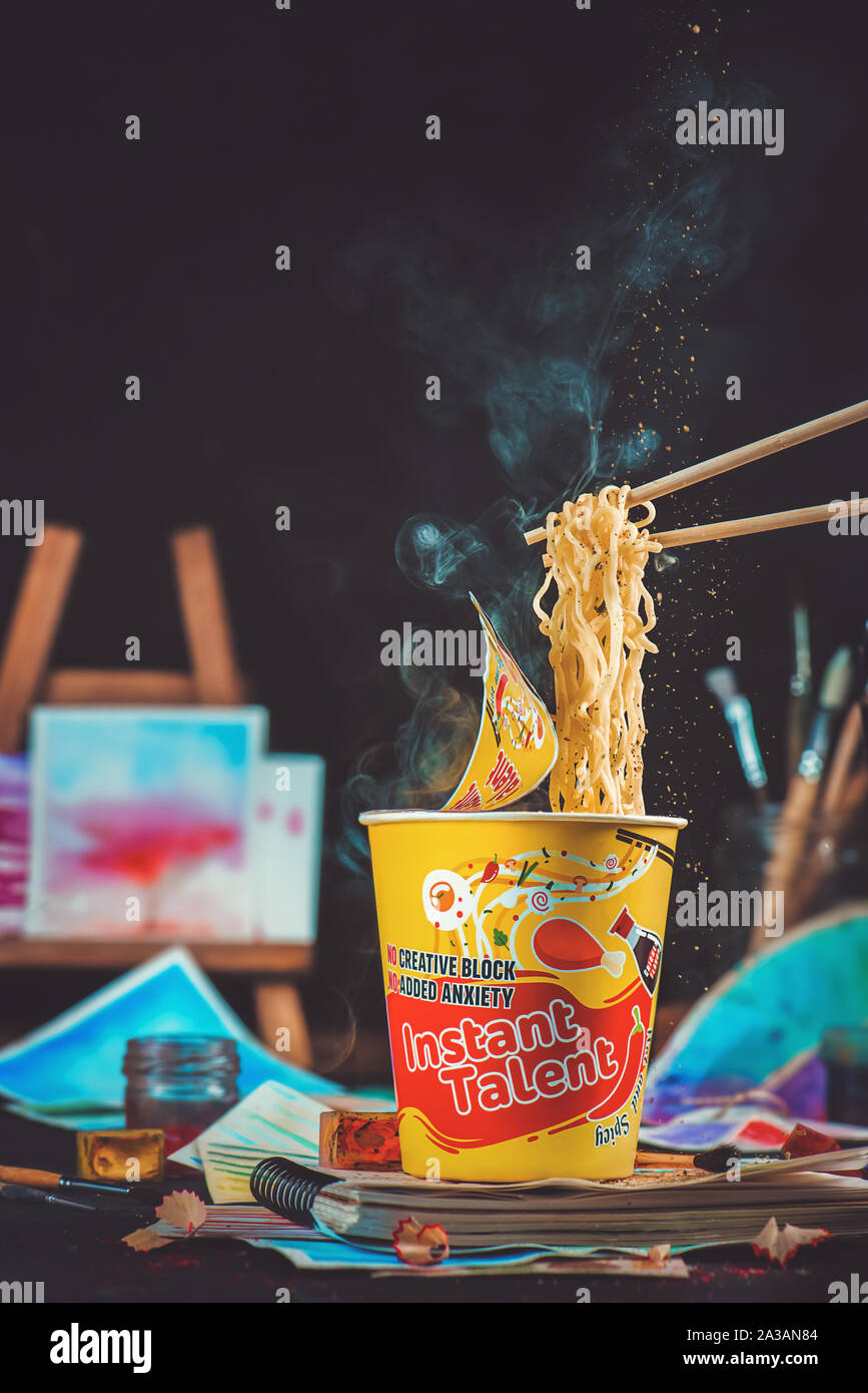 Instant ramen tasse de papier avec des baguettes et Instant Talent label. Concept de l'inspiration et de la créativité des artistes, travail avec Pinceaux et croquis Banque D'Images